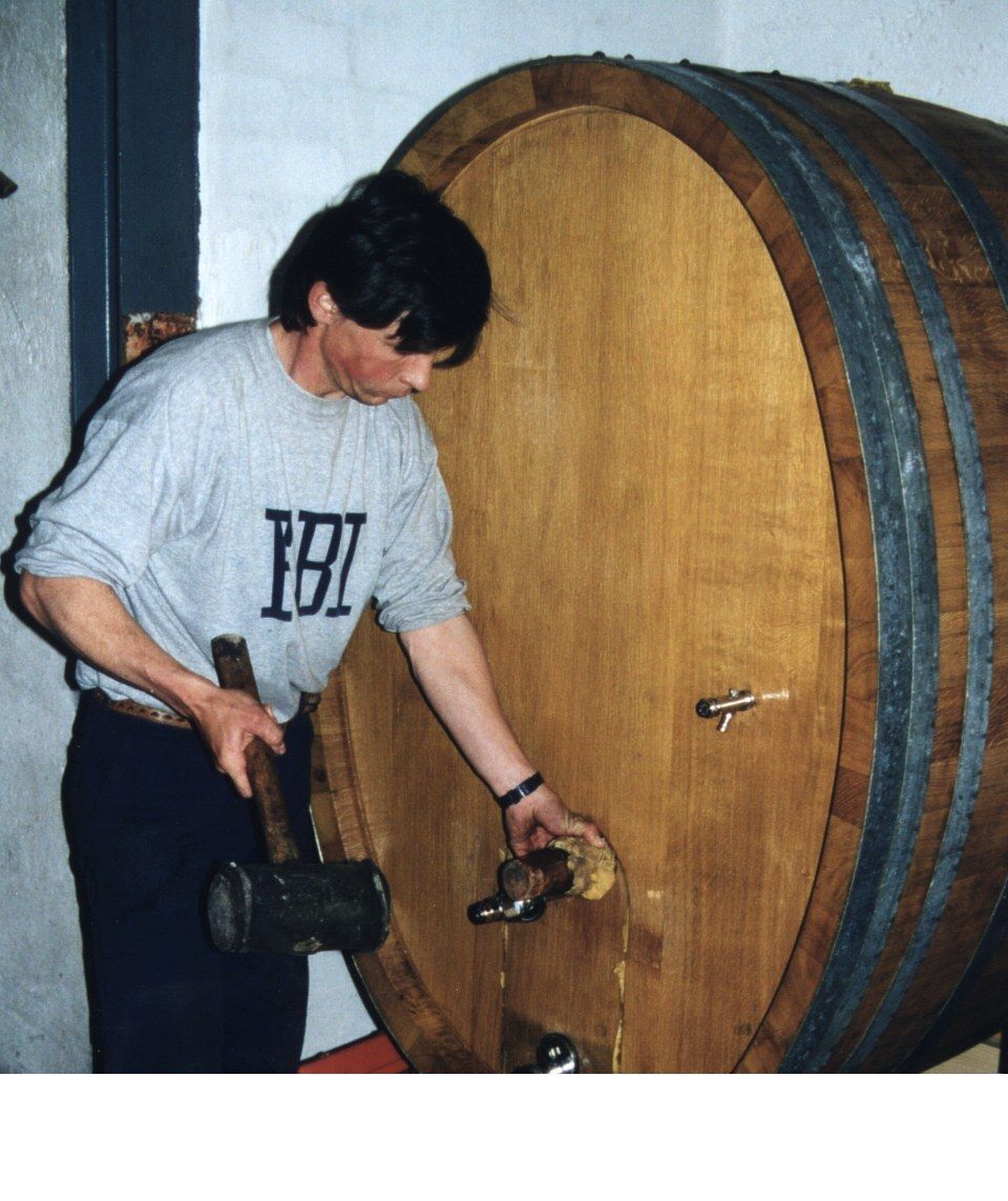 Ein Mann, der ein Hemd mit der Nummer 187 trägt