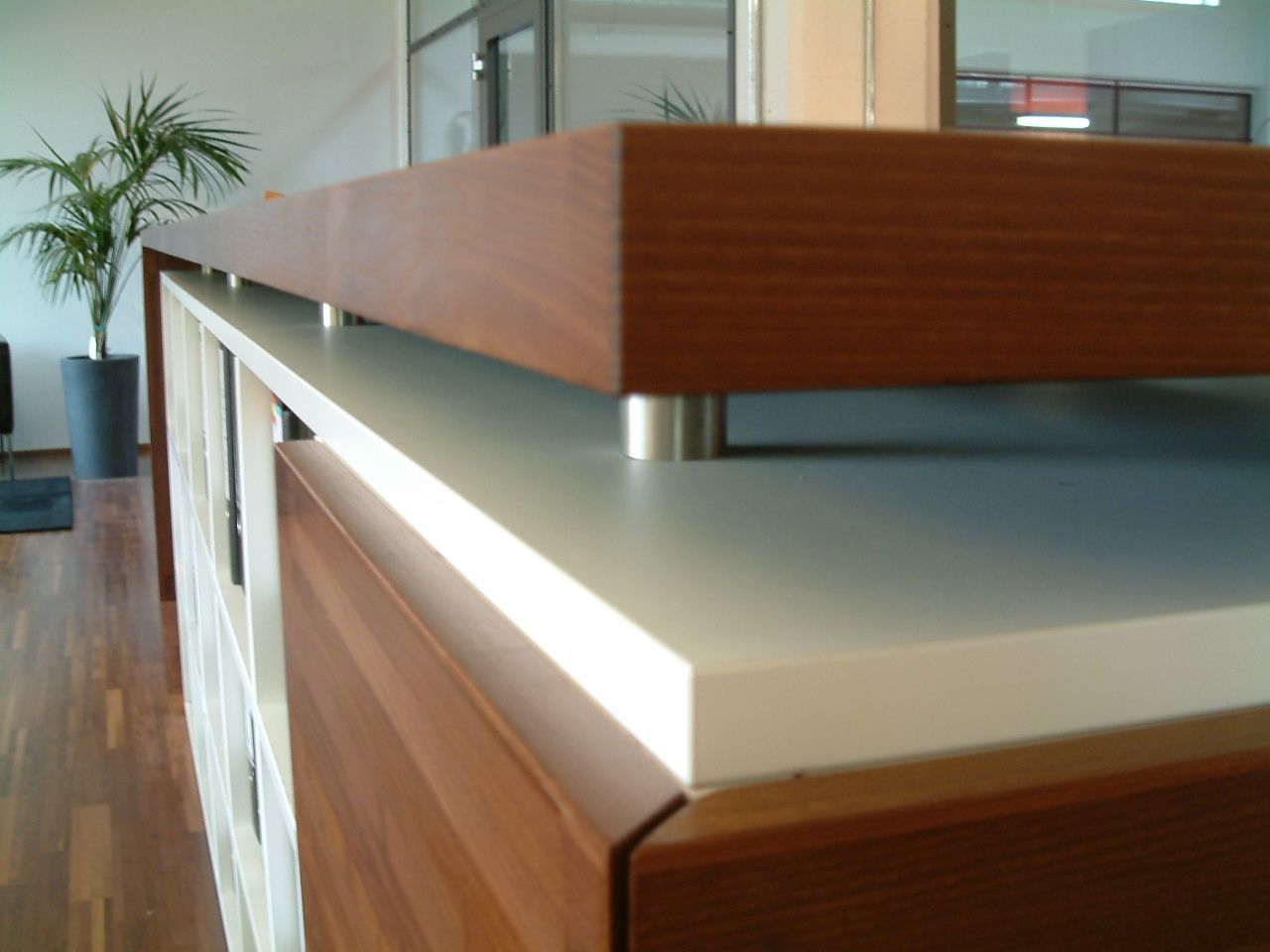 Büroausstattung, Nahaufnahme eines Aktenschranks