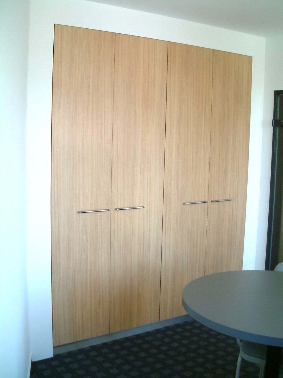 Einbauschrank aus hellem Holz