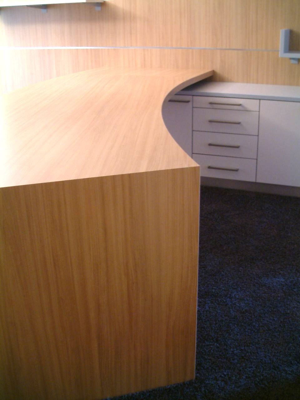 Organisch geformter Schreibtisch