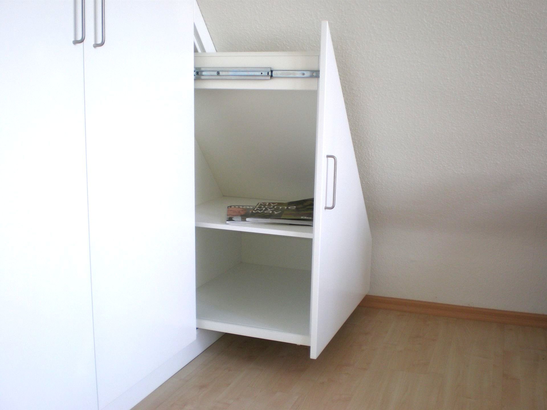 Weißer Einbauschrank in einer Dachschräge mit Auszug