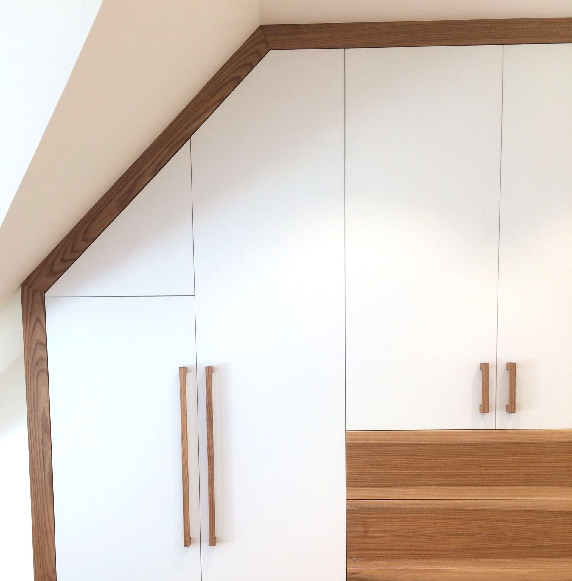 Einbauschrank mit weißen und Holzfronten