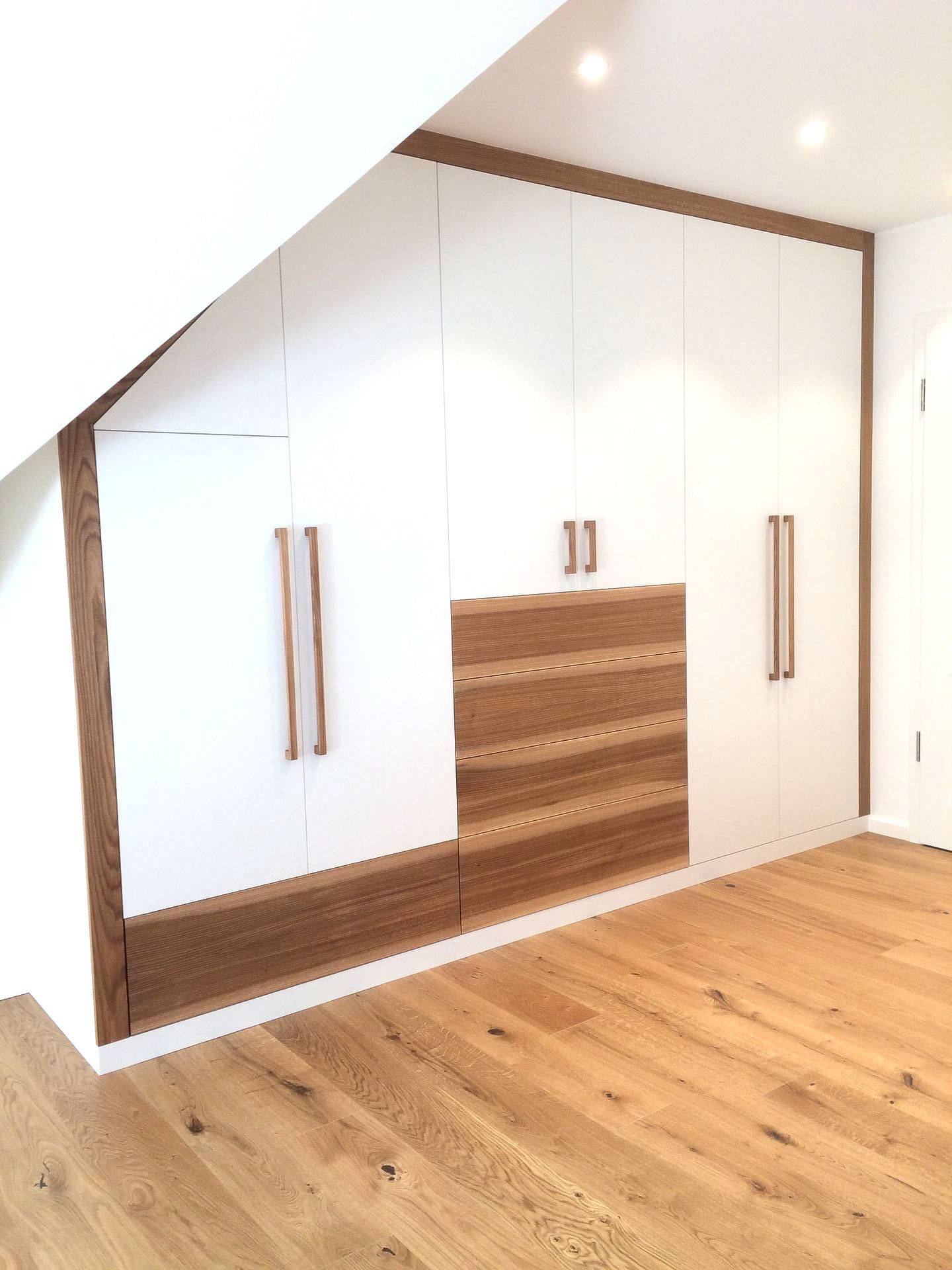 Einbauschrank Schlafzimmer mit Holz- und weißen Fronten