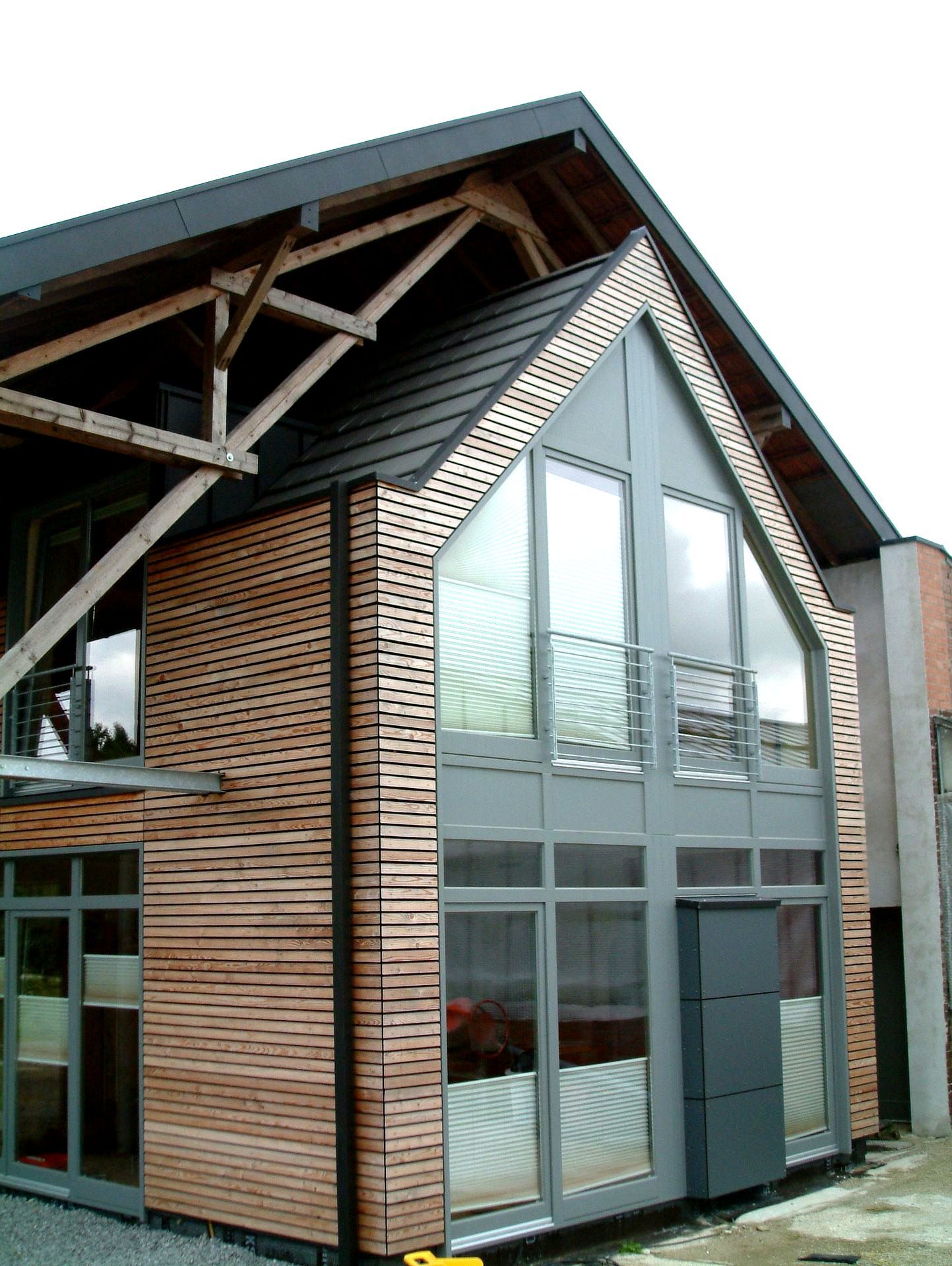 Moderne Fassade, Giebelseite, verkleidet mit Holzstreben 