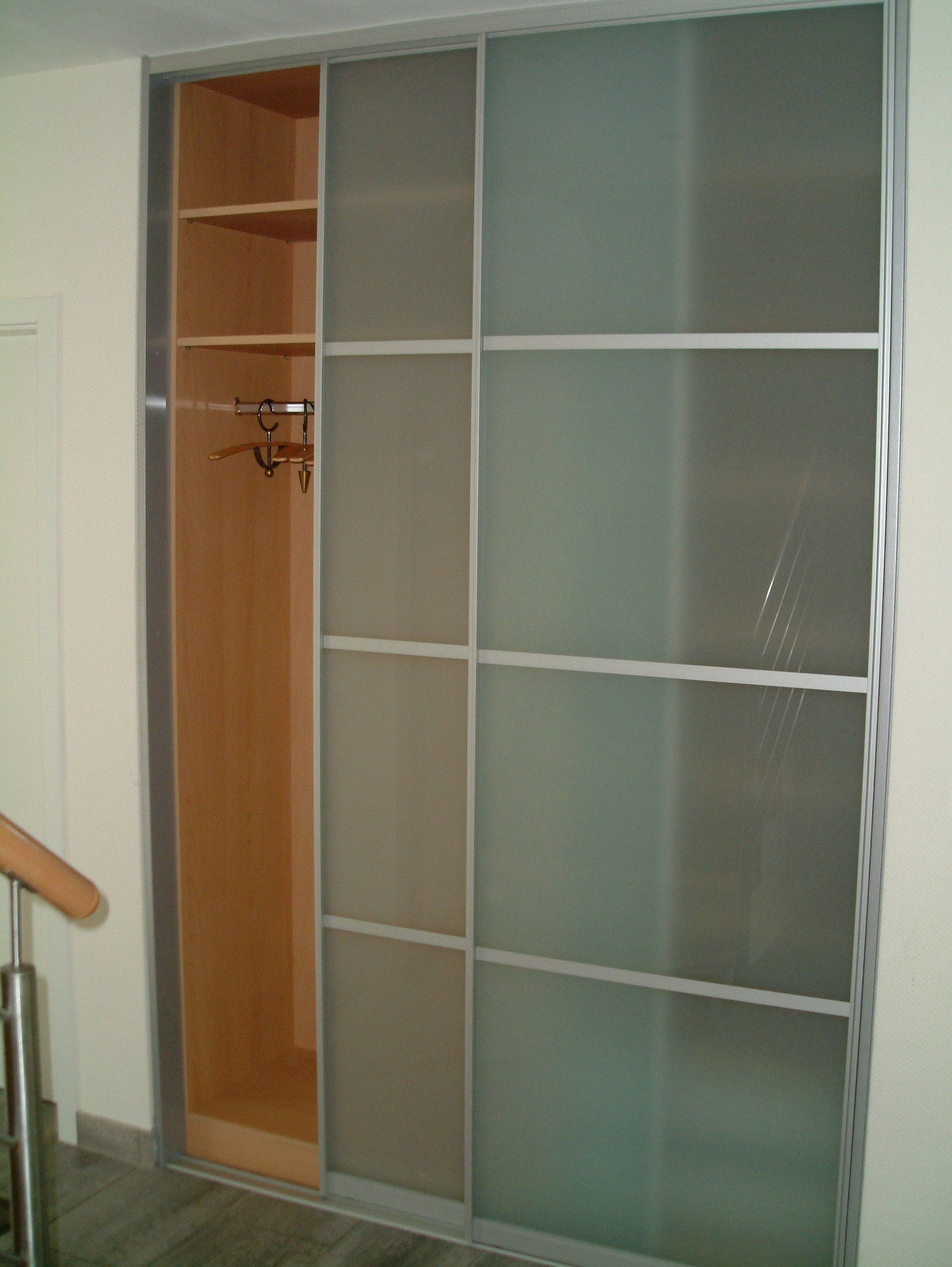 Kleiderschrank mit Glas-Schiebetüren