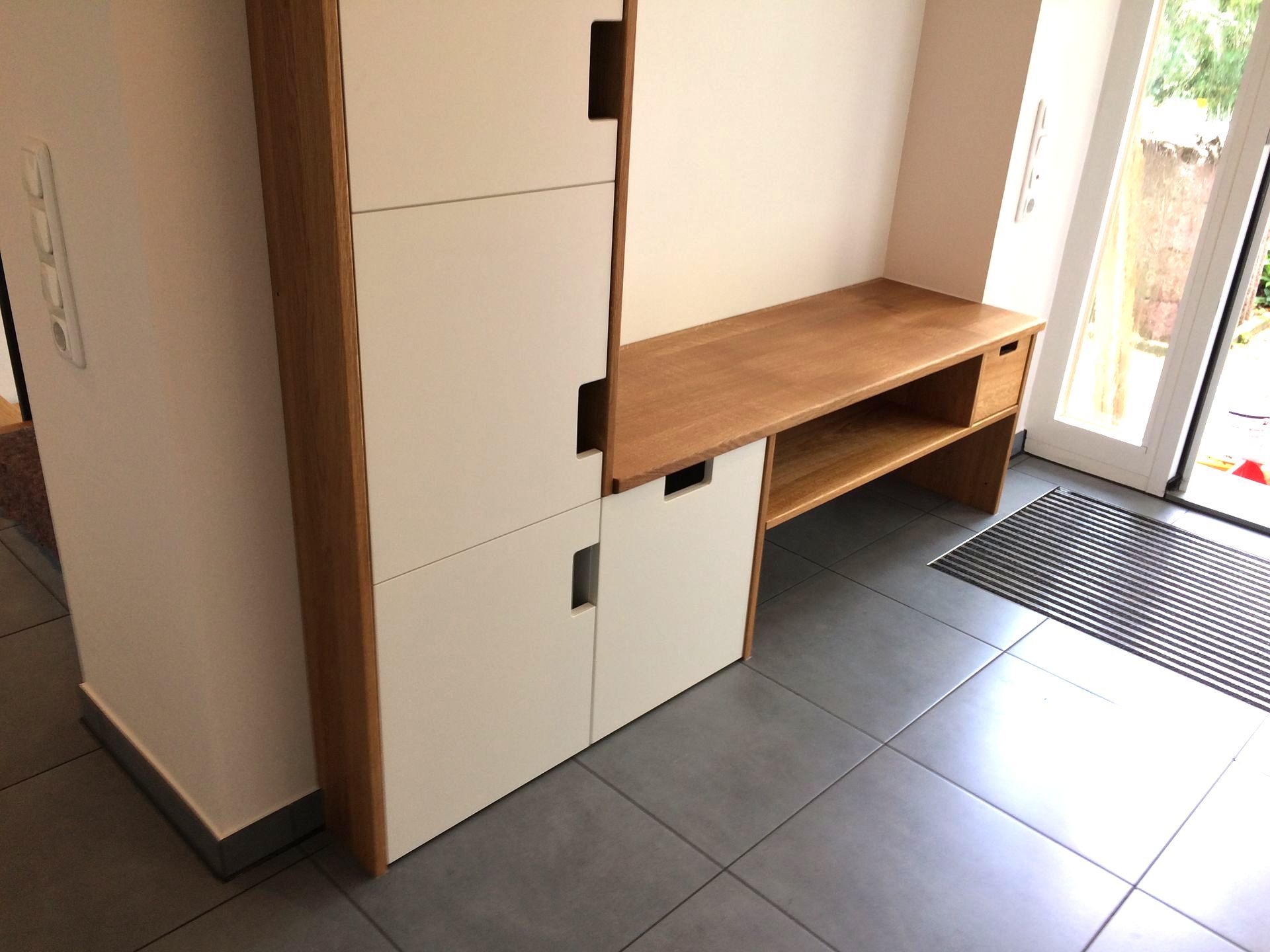 Garderobe mit Bank in Eiche mit weißen Fronten