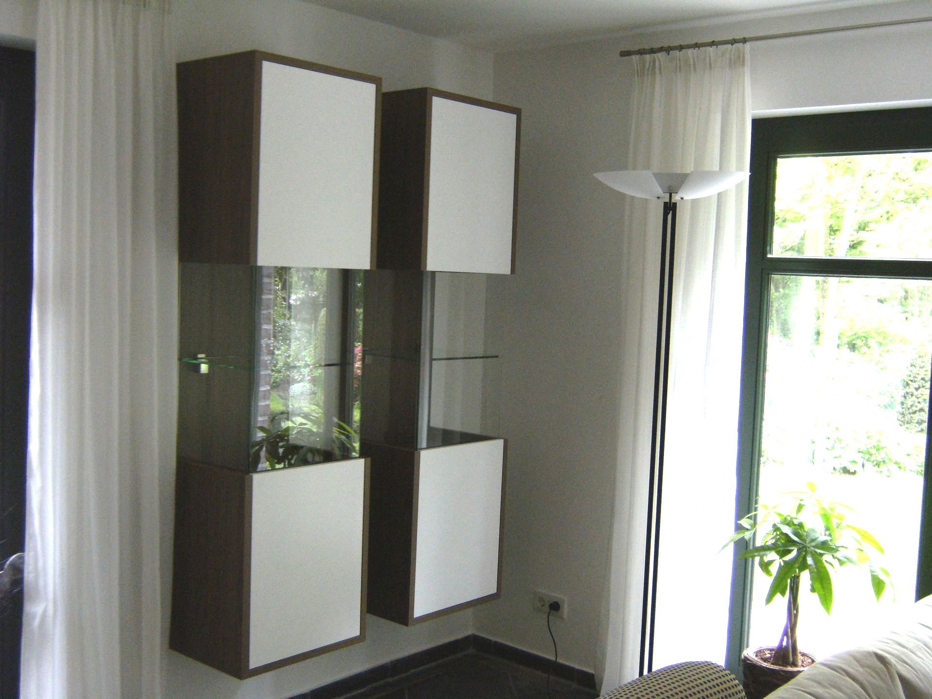 Vitrine mit weißen Fronten und dunklem Korpus