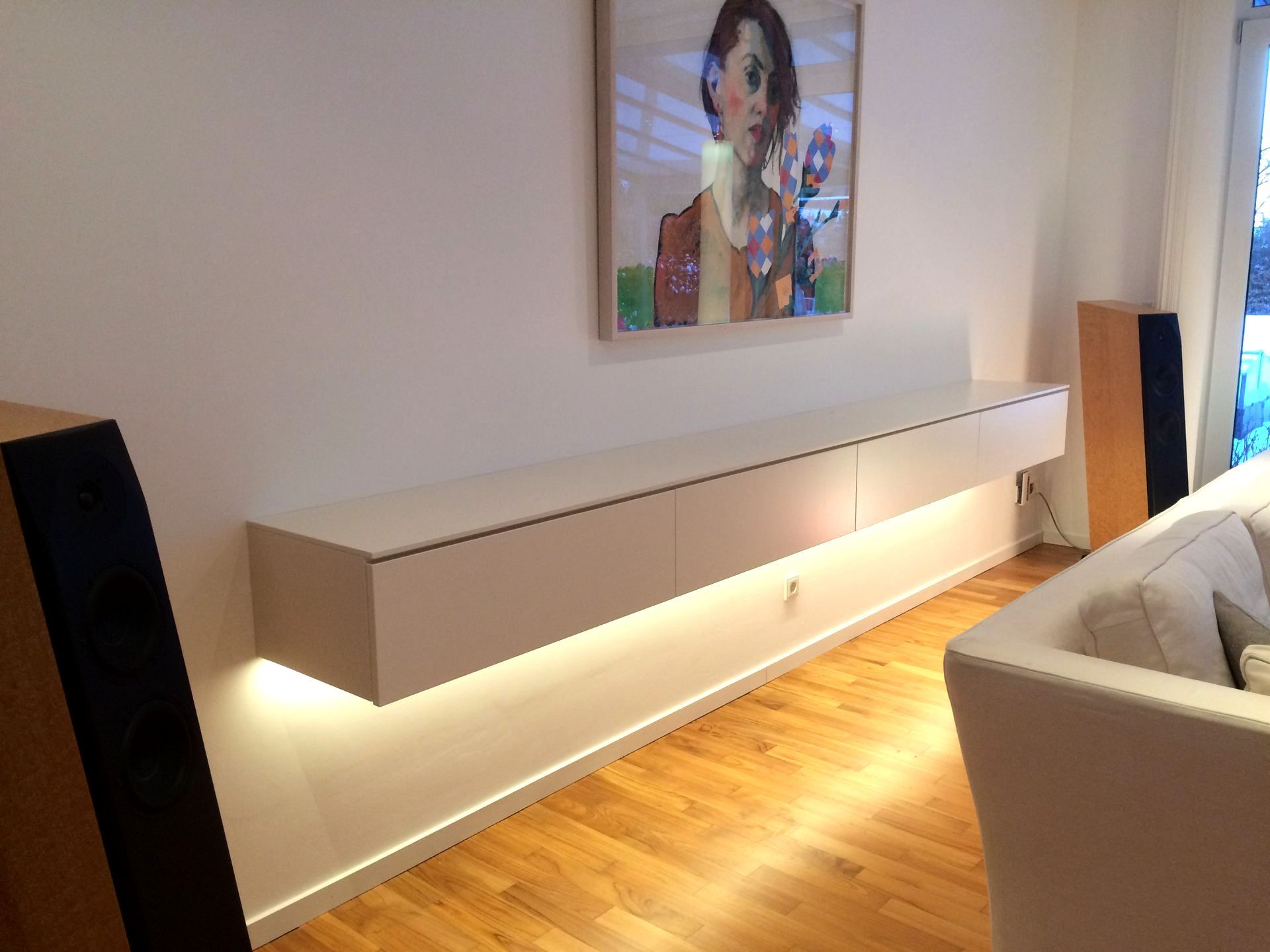 Schwebendes Sideboard mit integrierter Lichtleiste darunter