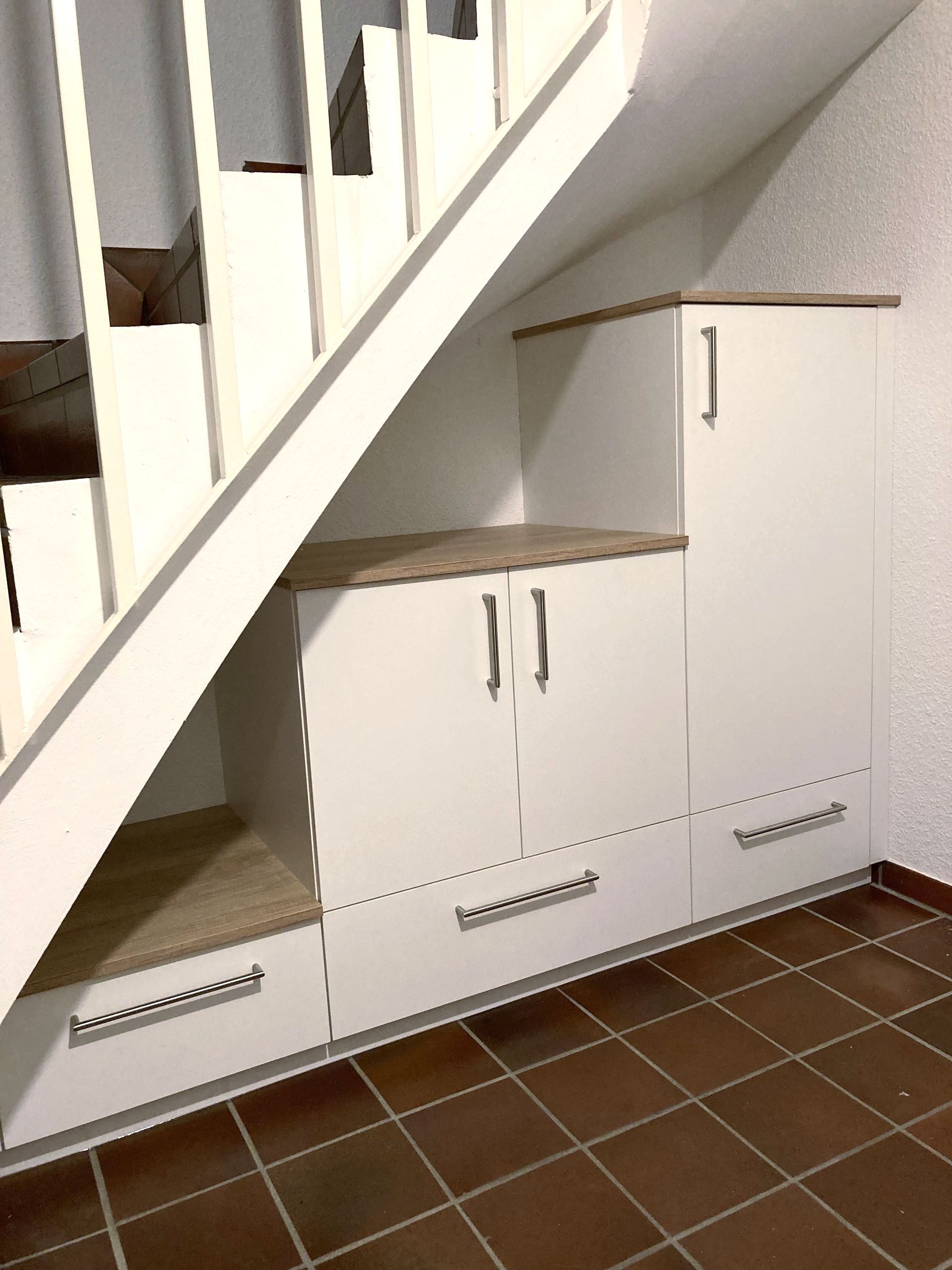 Kellerschrank in der Schräge unter der Treppe