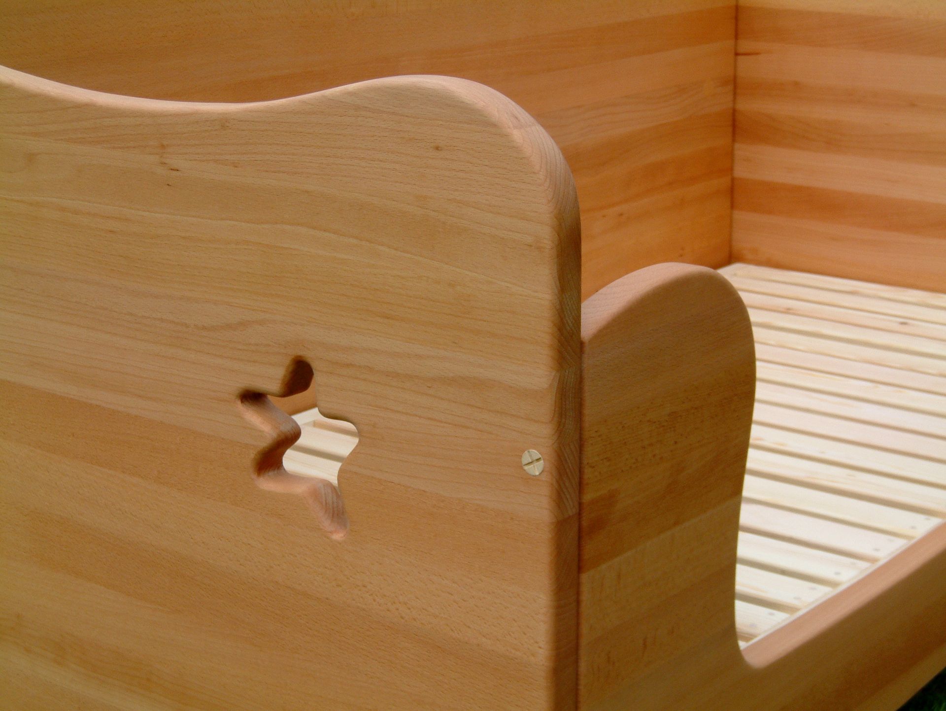 Metallfreies Kinderbett aus Buche, Stern-Detail