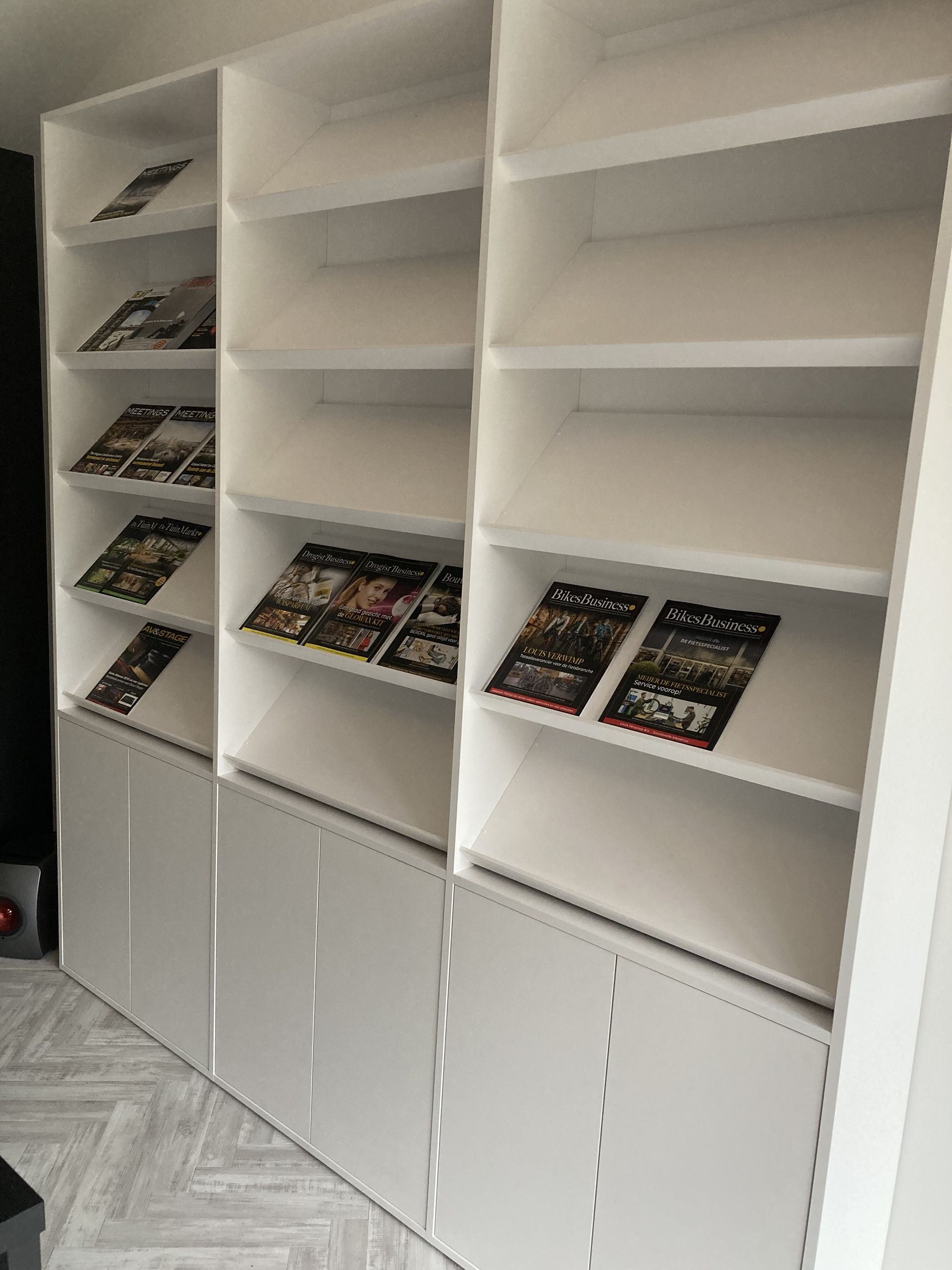 Weißes Prospektregal