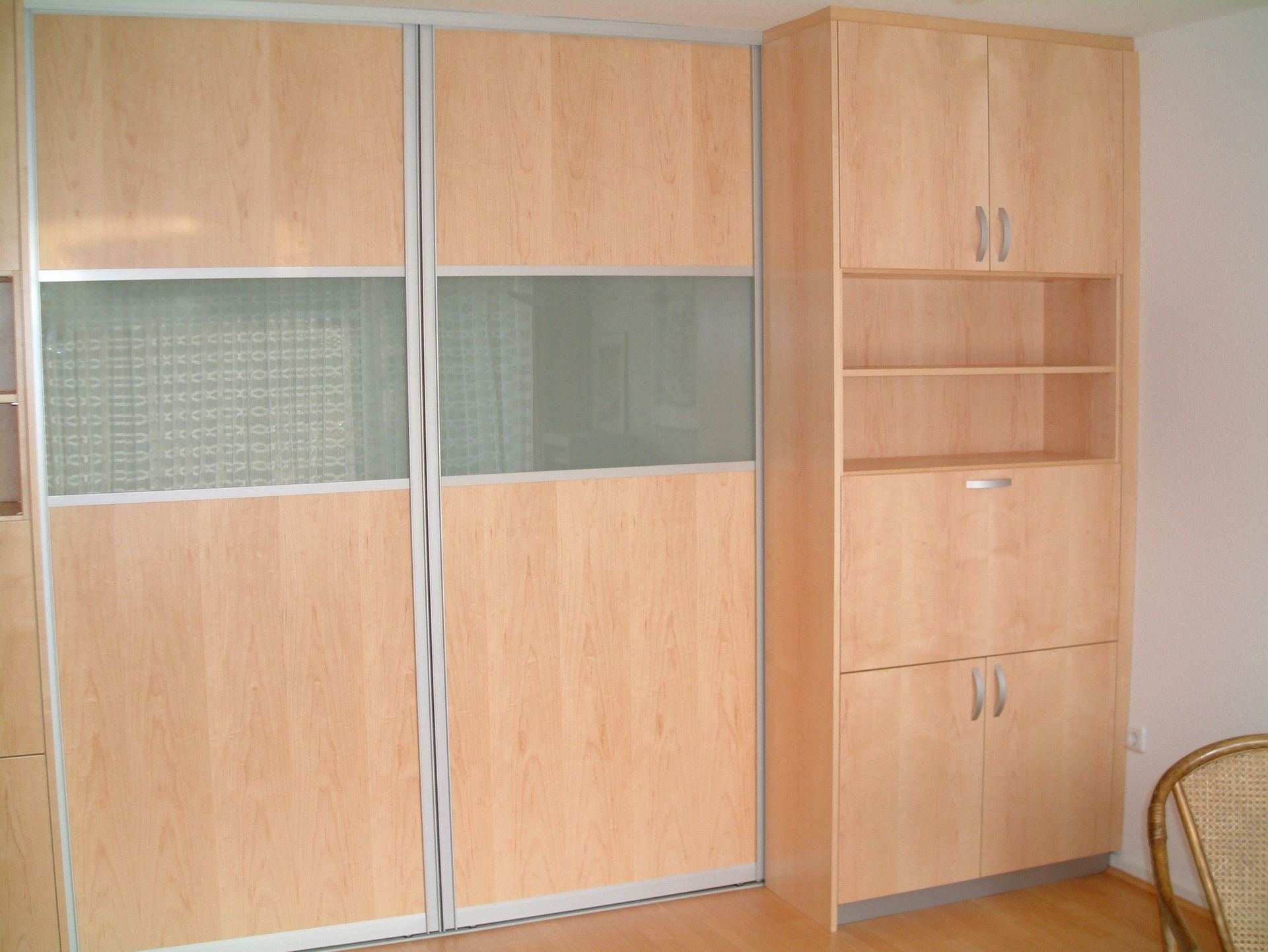 Raumteiler mit Schiebetüren in Ahorn