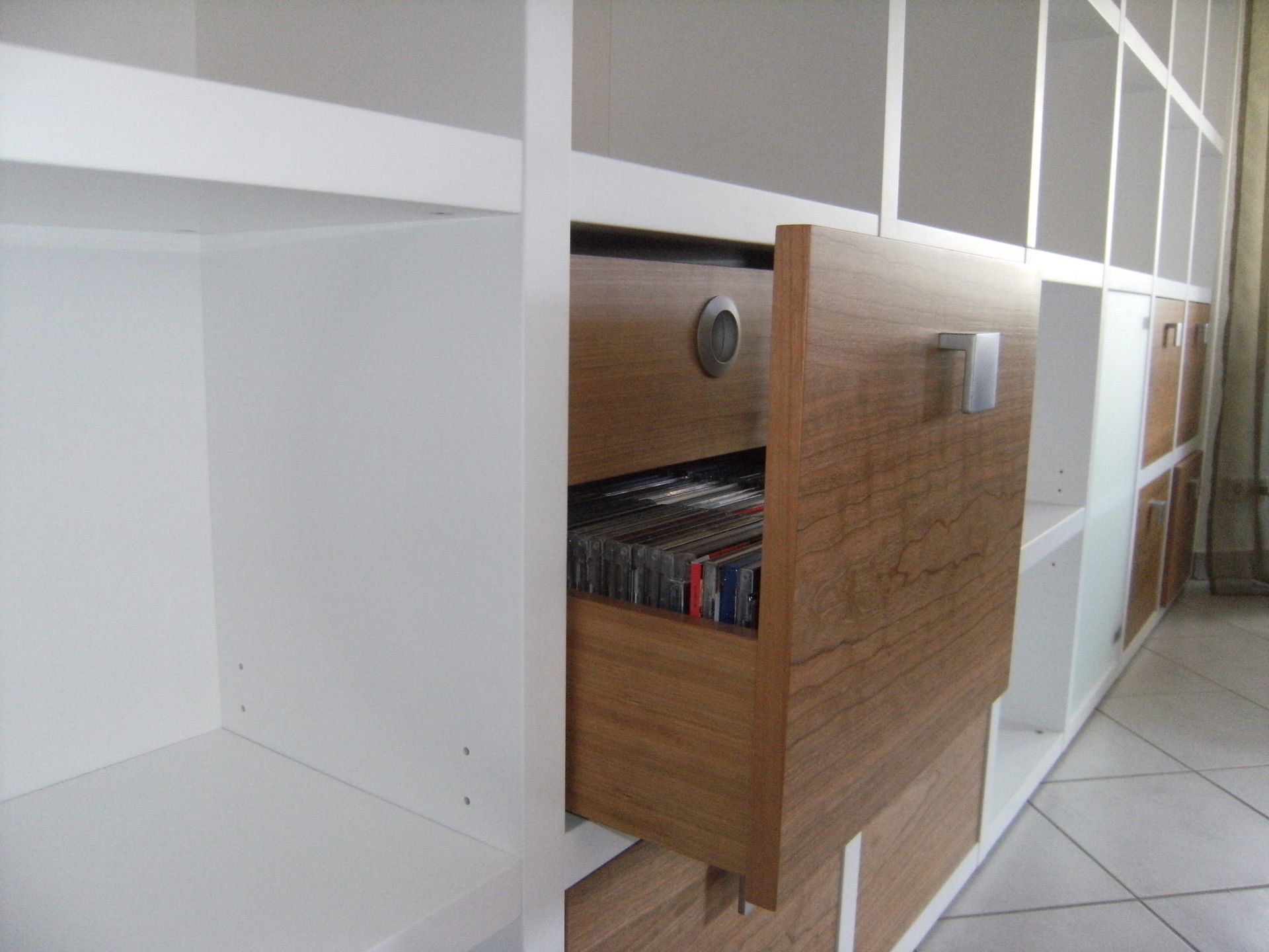 Regalwand mit zwei Schubladen integriert hinter einer Front