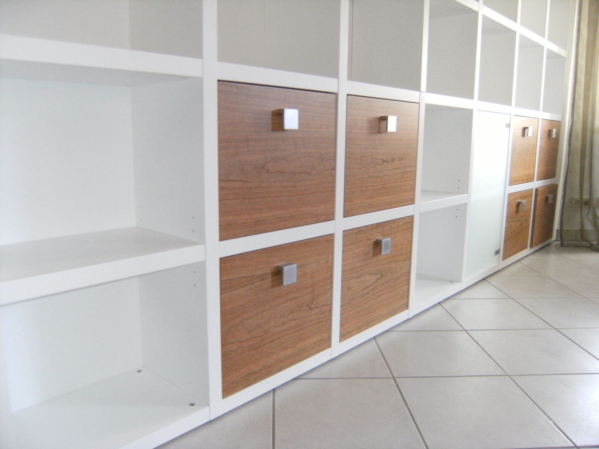 Regalwand mit Schubladen aus Kirschbaum