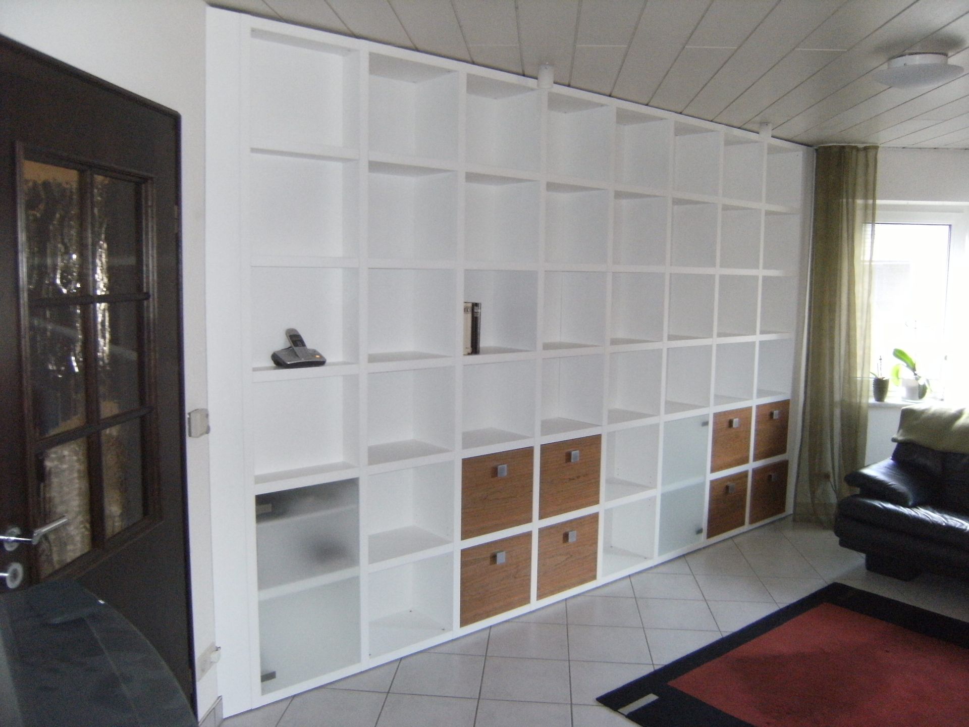 Regalwand mit weißem Korpus und Türen aus Kirschbaum