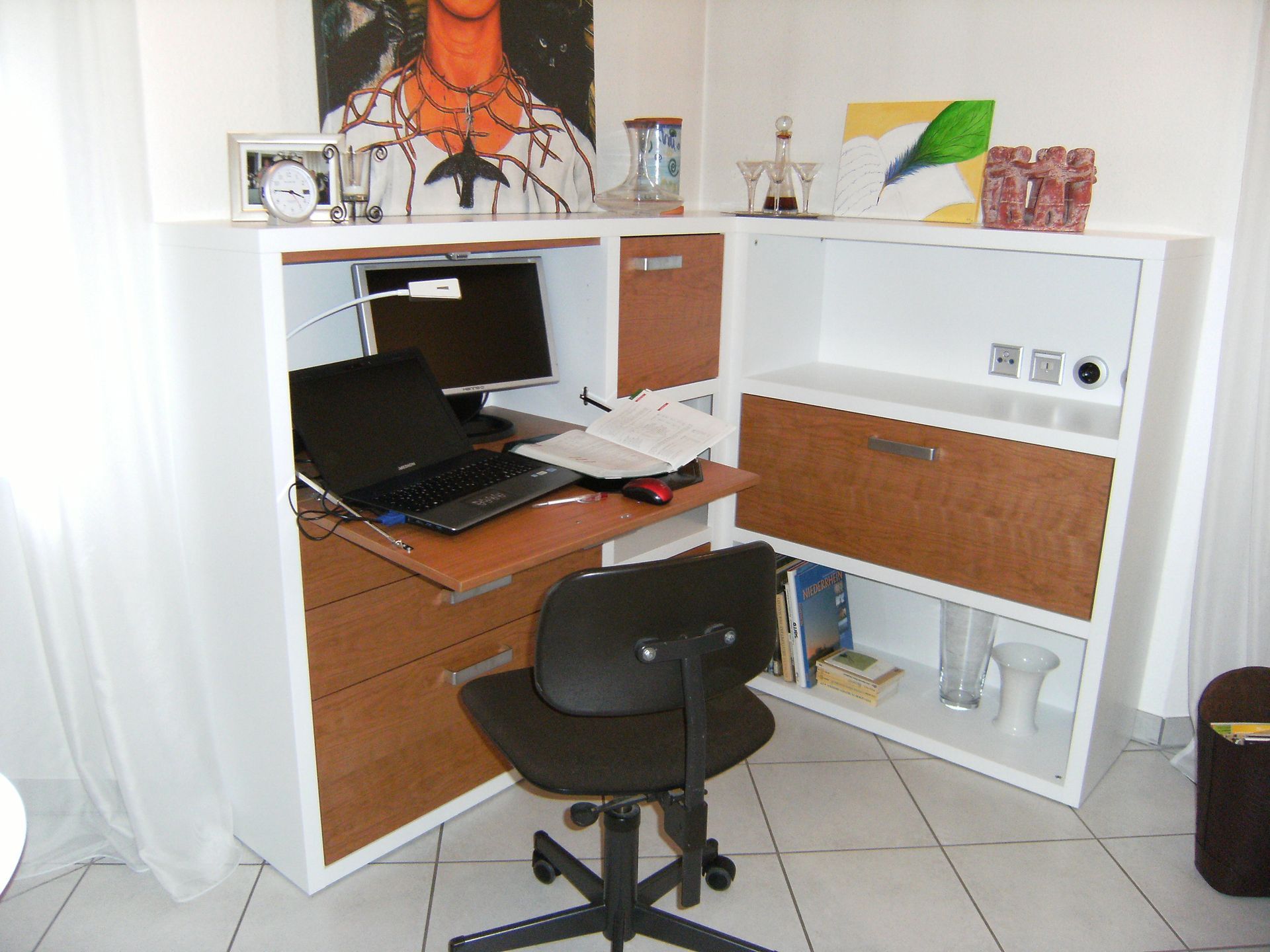 Sekretär aus Kirschbaum und weißem Korpus