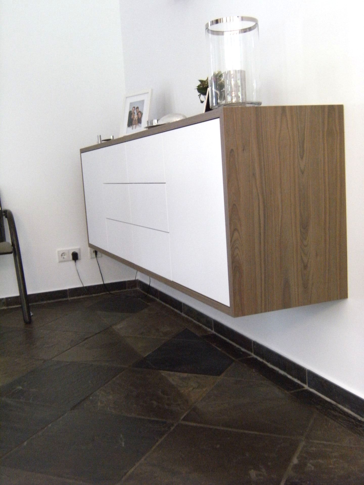 Griffloses Sideboard mit Push-to-open Funktion, dunkler Holzkorpus mit weißen Fronten