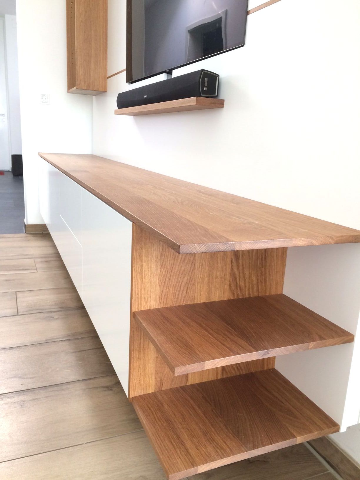 Weißes TV-Wandregal in weiß und Eiche massiv