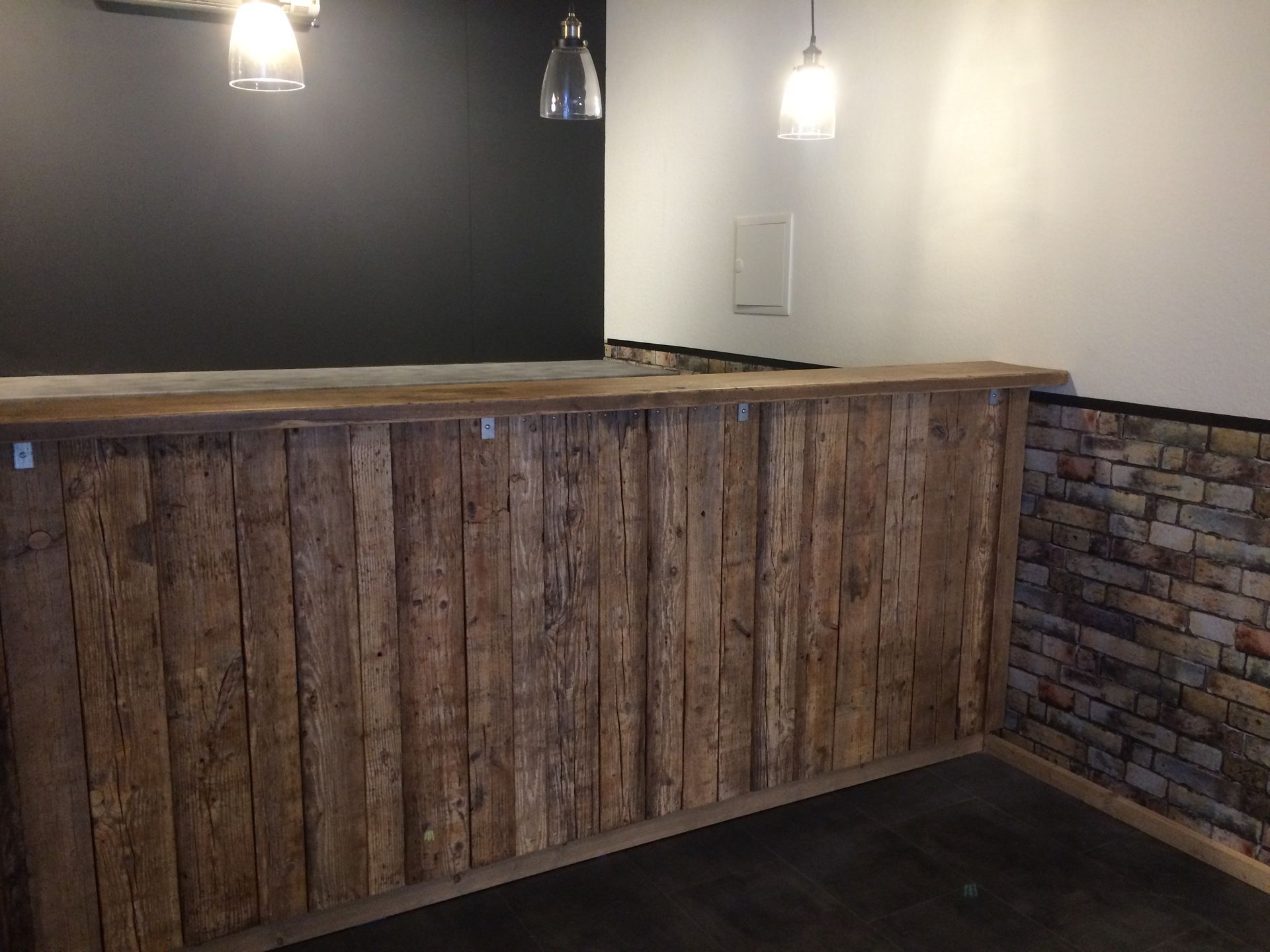 Theke mit Vintage Holzverkleidung