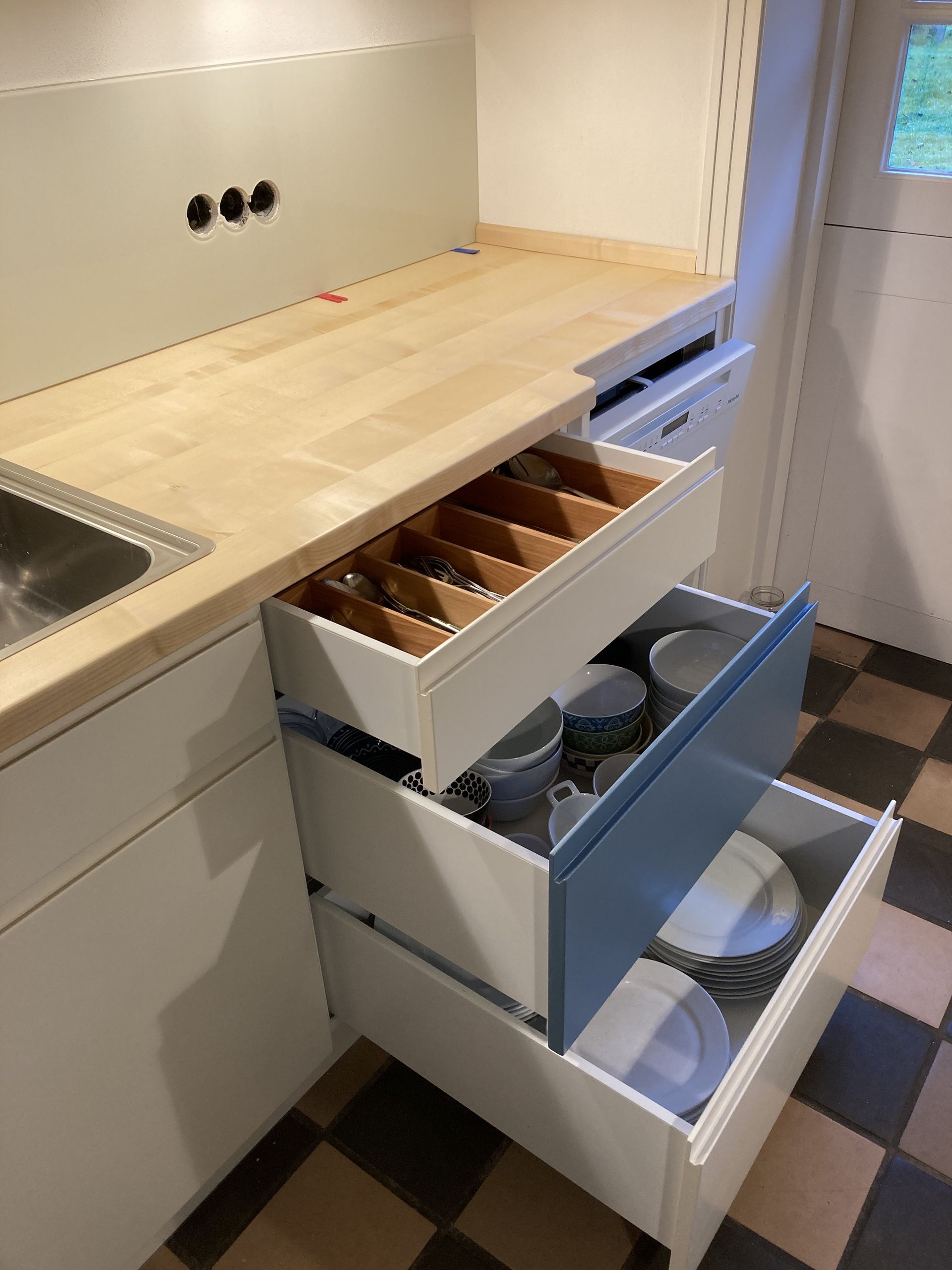 Einbauküche mit Schubladen mit Griffmulde