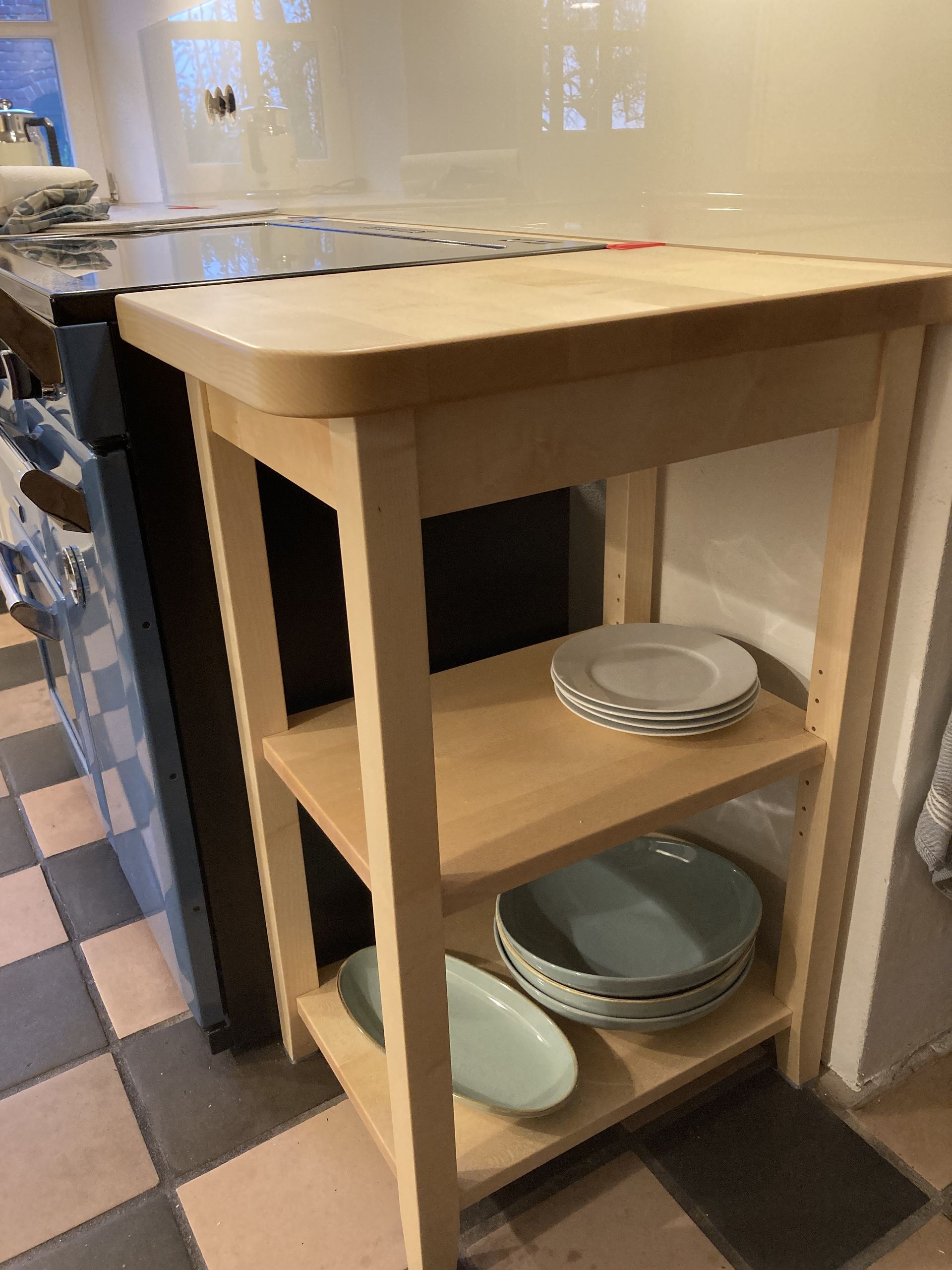 Küchen-Holz-Unterschrank als offenes Regal