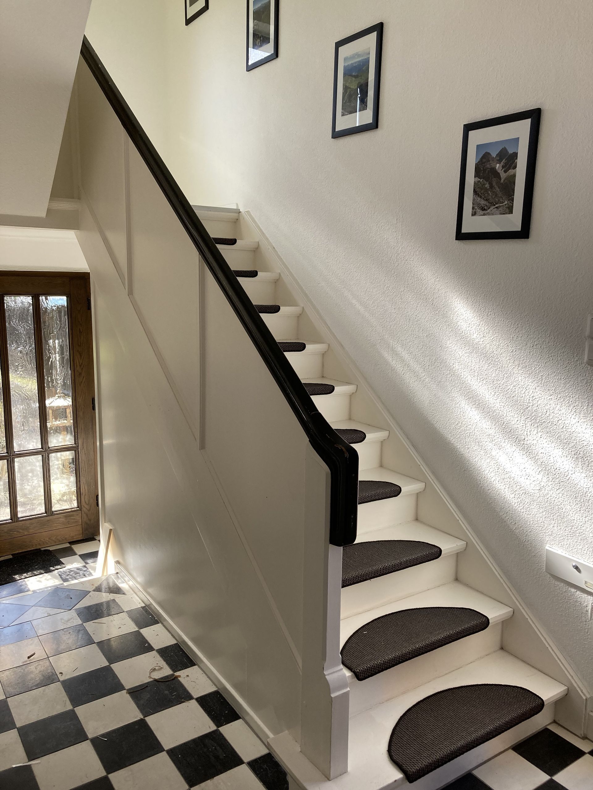 Treppenumbau vorher: Weiße Treppe mit schwarzen Akzenten