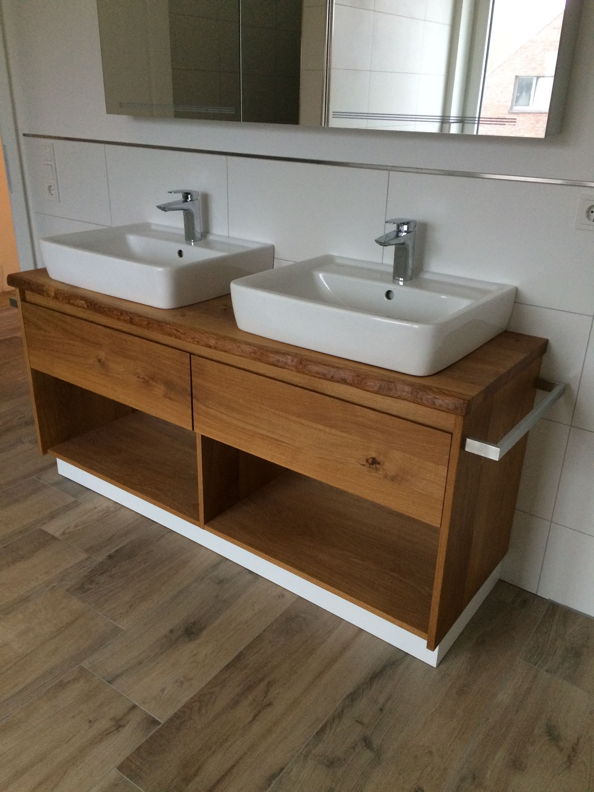 Holz-Waschtisch mit zwei aufgesetzten weißen Waschbecken