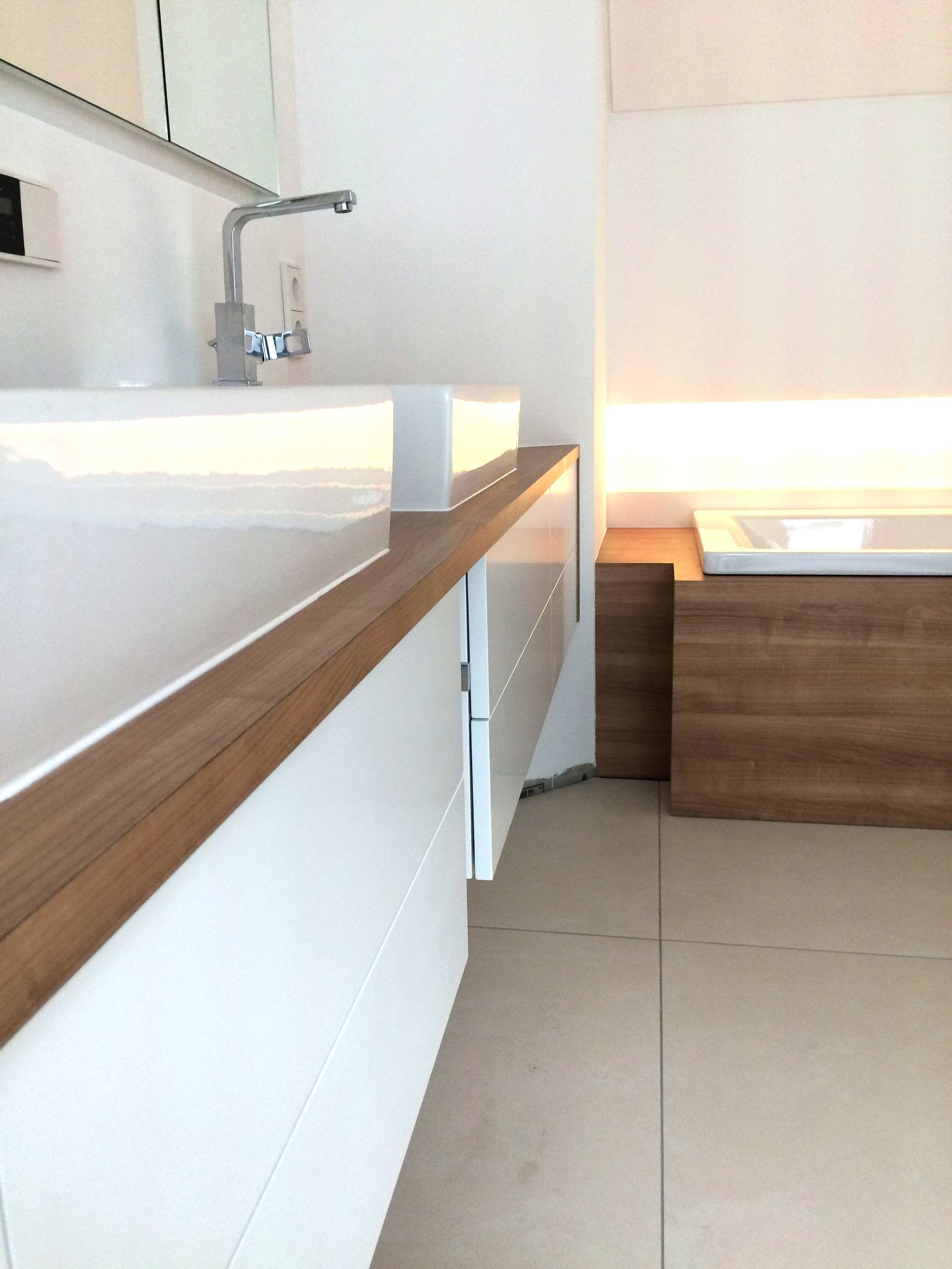 Holz-Waschtisch mit zwei aufgesetzten weißen Waschbecken