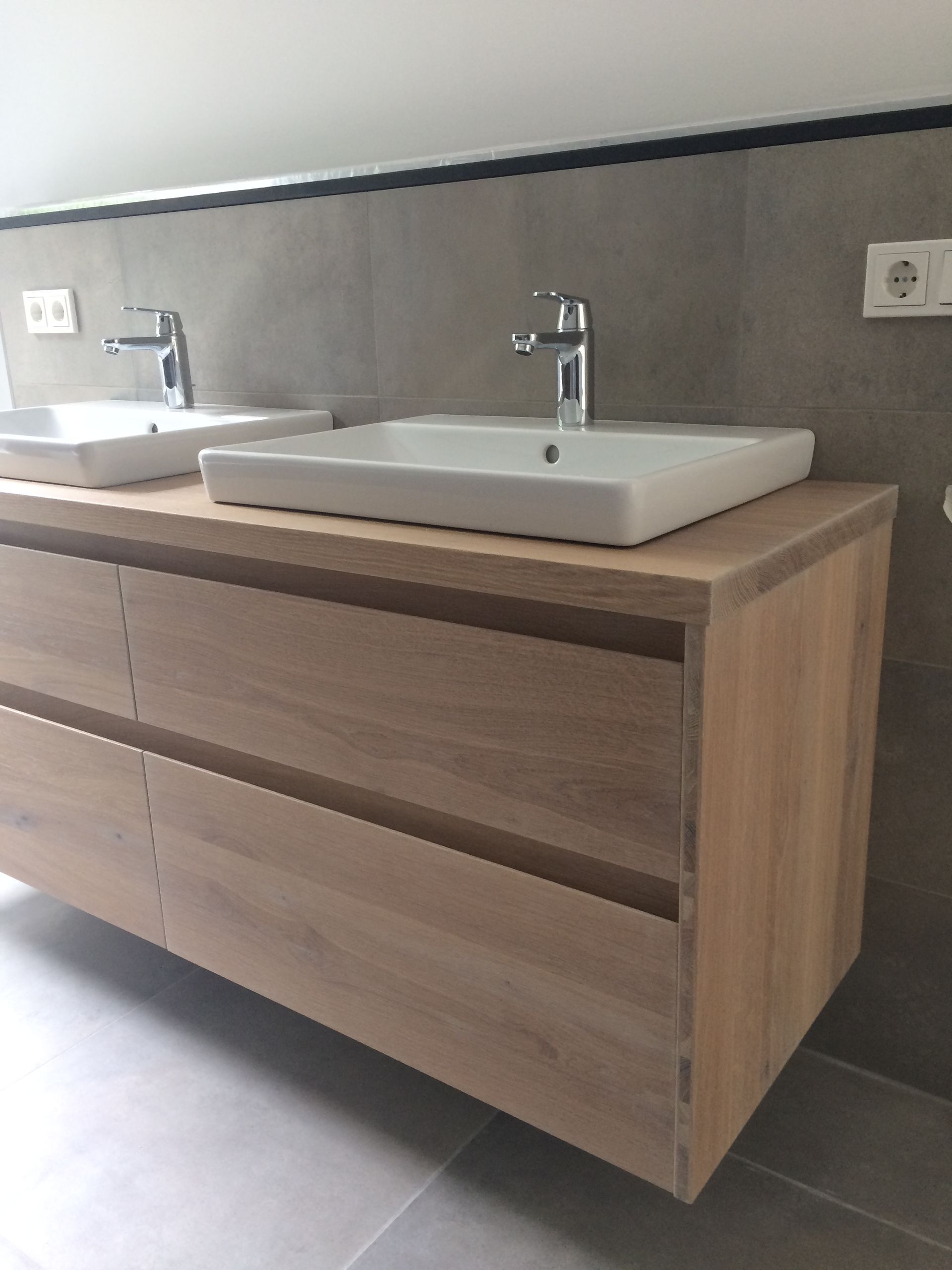 Waschtisch aus Eiche mit zwei weißen Waschbecken