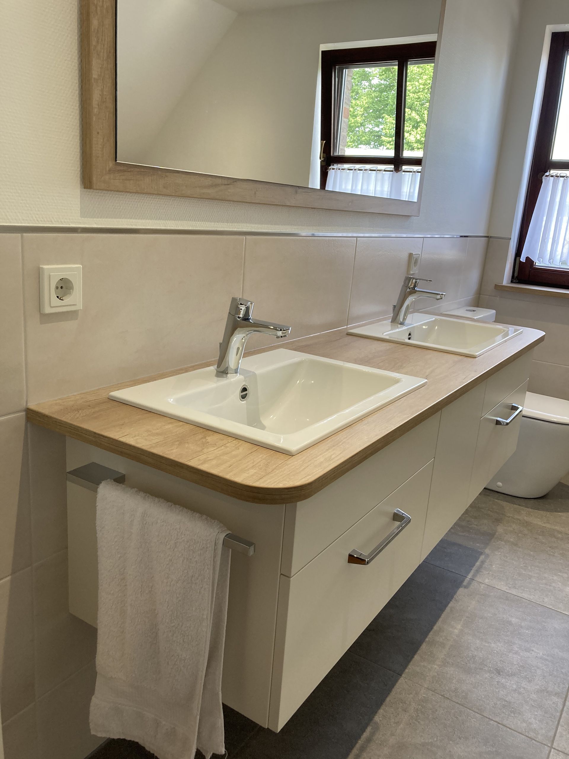 Holz-Waschtisch mit zwei eingelassenen weißen Waschbecken