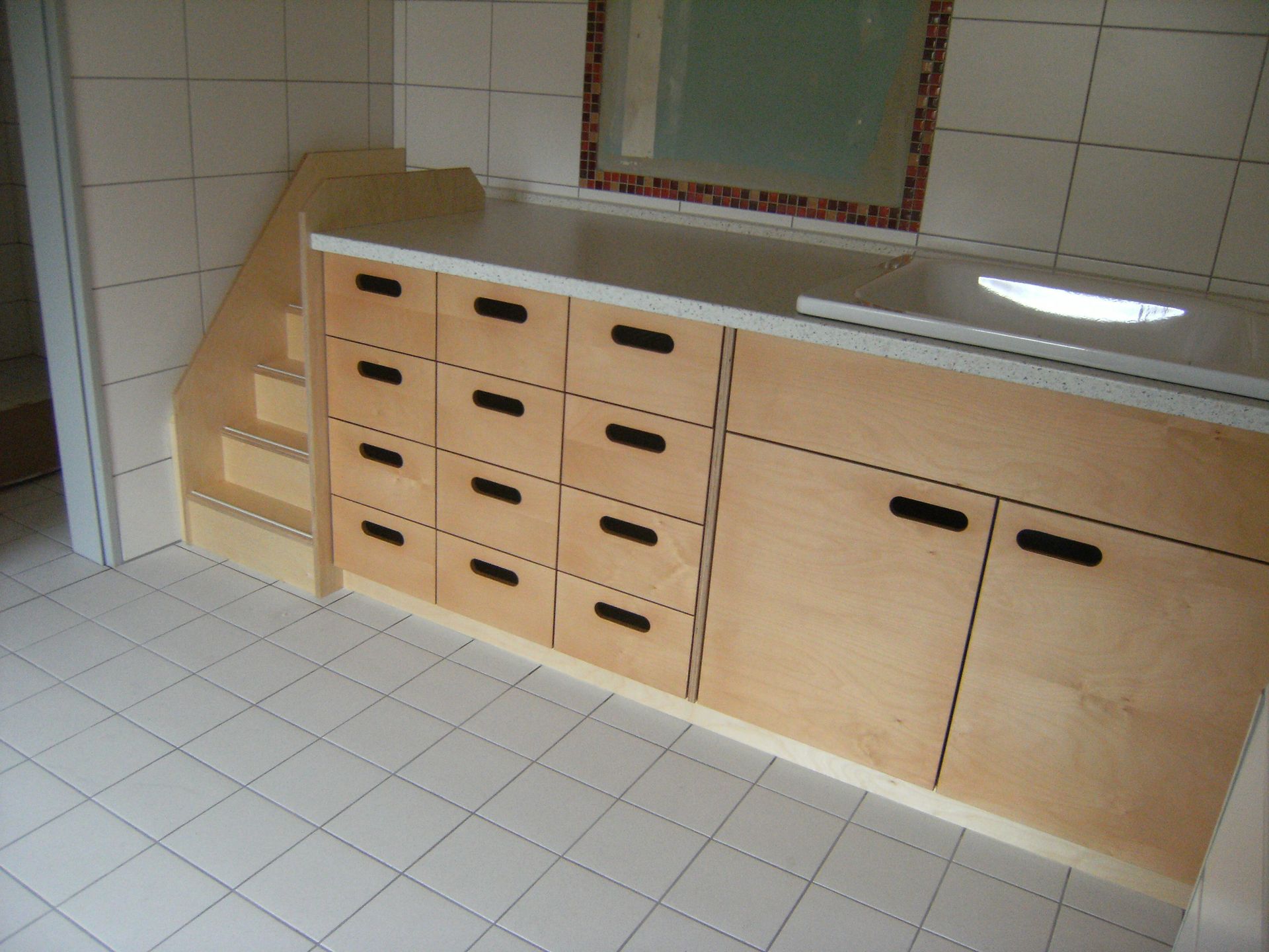 Wickelkommode im Kindergarten, mit Duschtasse und Treppe, Holzfronten, Oberfläche hell