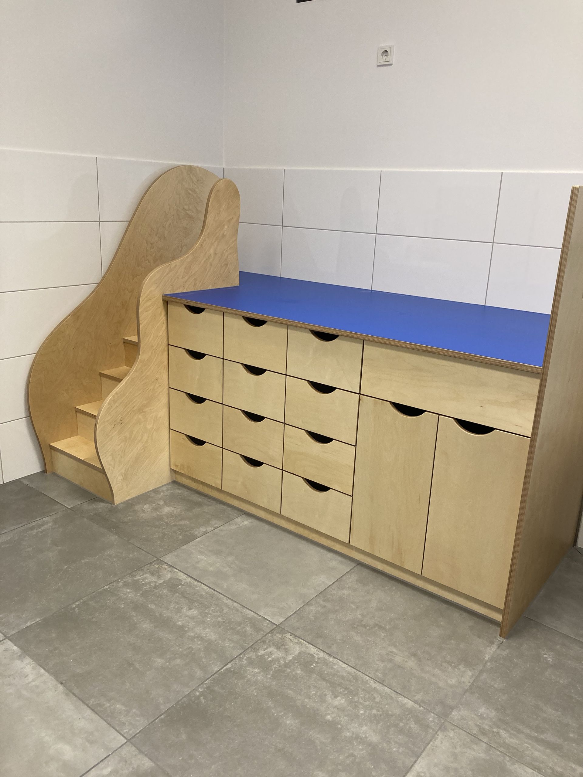 Wickelkommode im Kindergarten, Holzkorpus mit Treppe, Oberfläche Blau