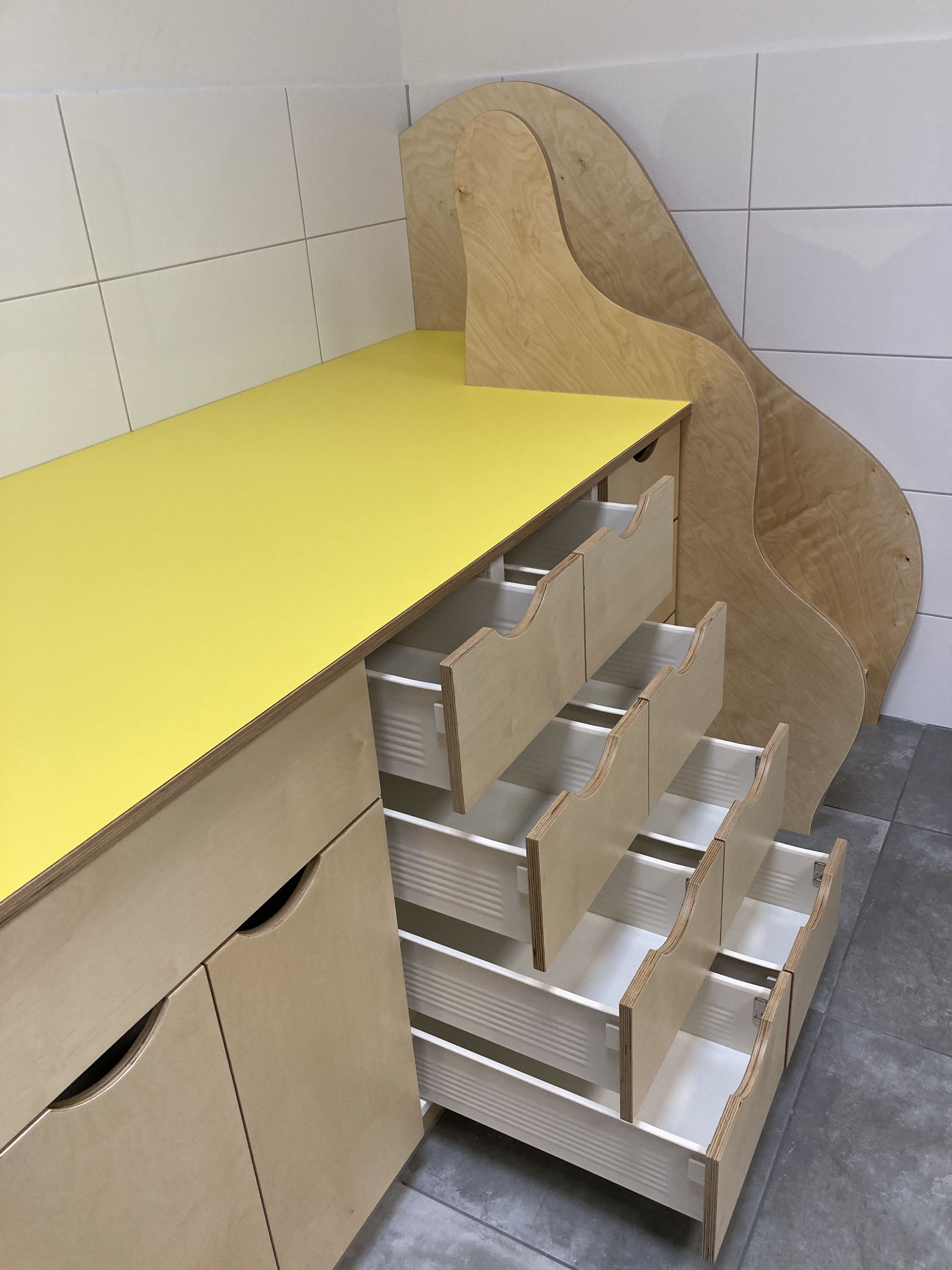Wickelkommode im Kindergarten, Holzkorpus mit Treppe, Oberfläche Gelb