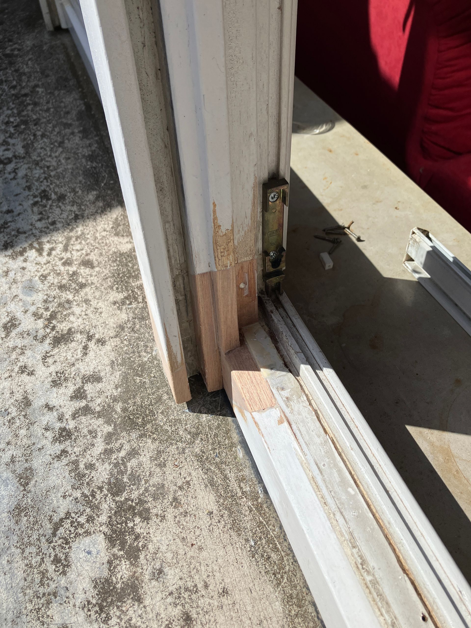 Eingesetzte und buendig geschliffene Holzflicken im verleimten Fensterrahmen mit Holzspachtelmasse