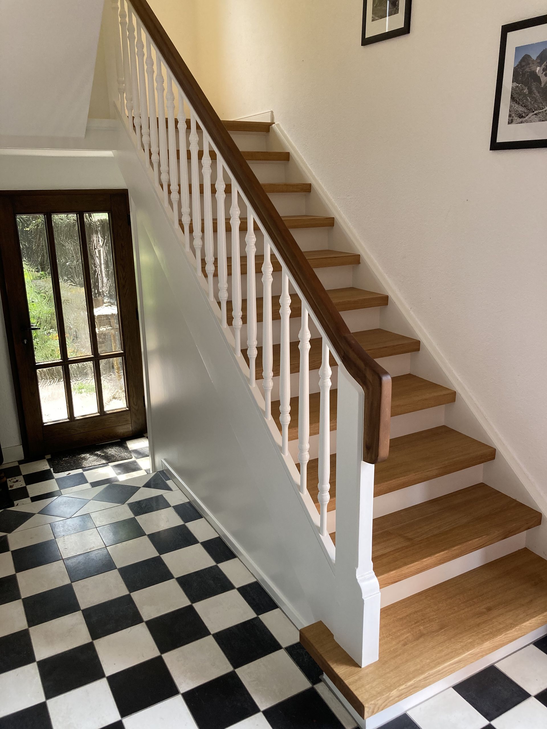 Treppenumbau nachher: Weiße Treppe mit Holz-Akzenten