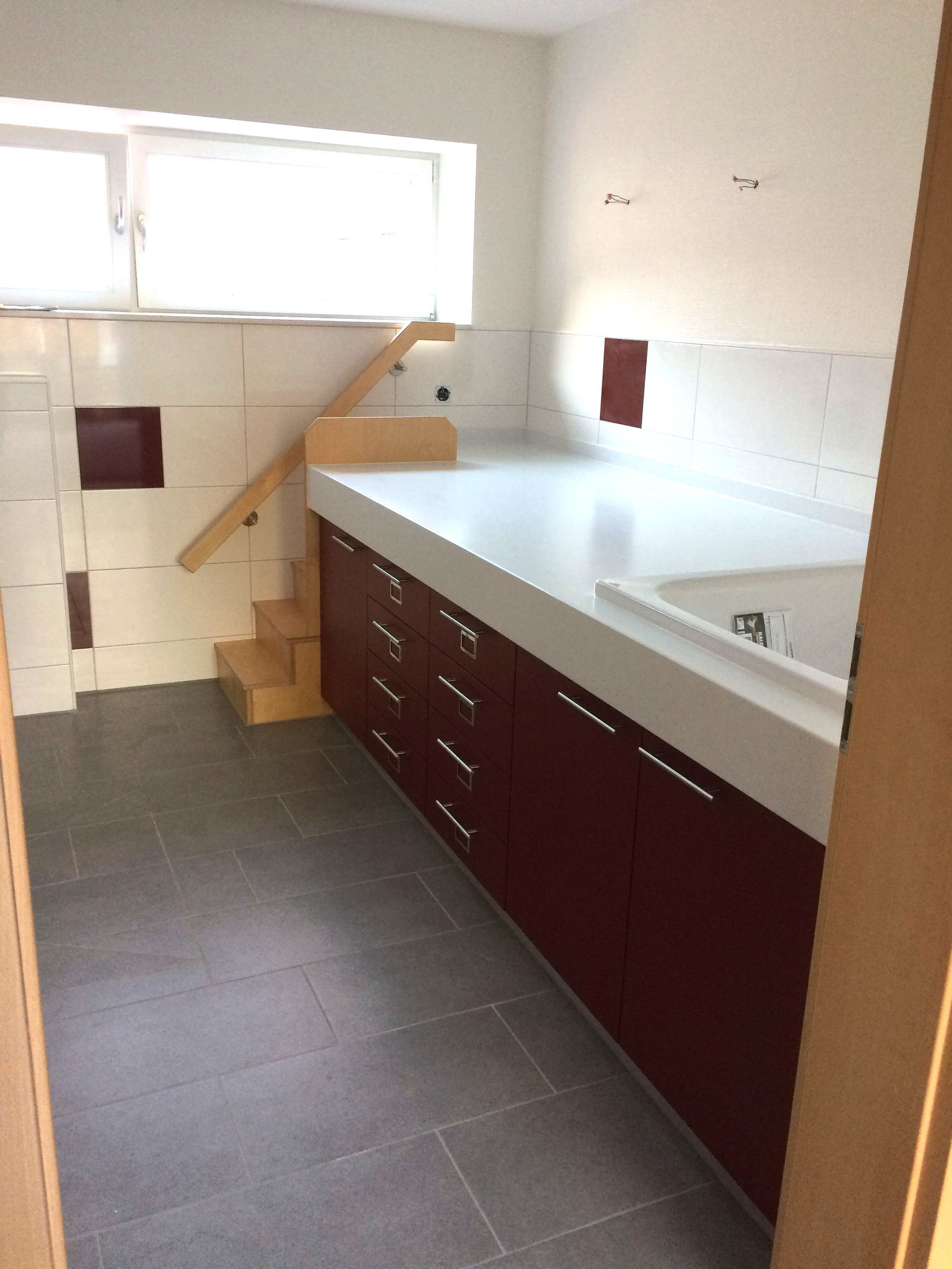 Wickelkommode im Kindergarten mit Treppe, Fronten in Bordeaux, Oberfläche hell