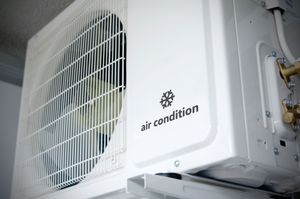 Un aire acondicionado blanco cuelga del techo.