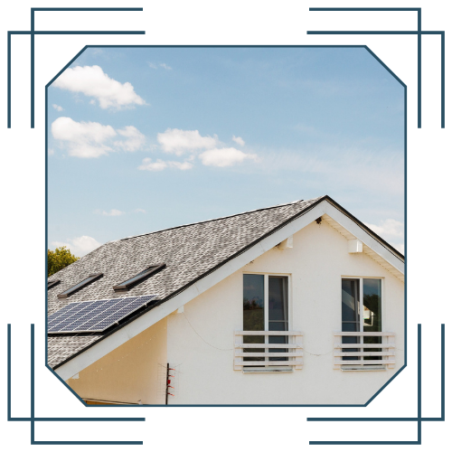 Una imagen de una casa con paneles solares en el techo.