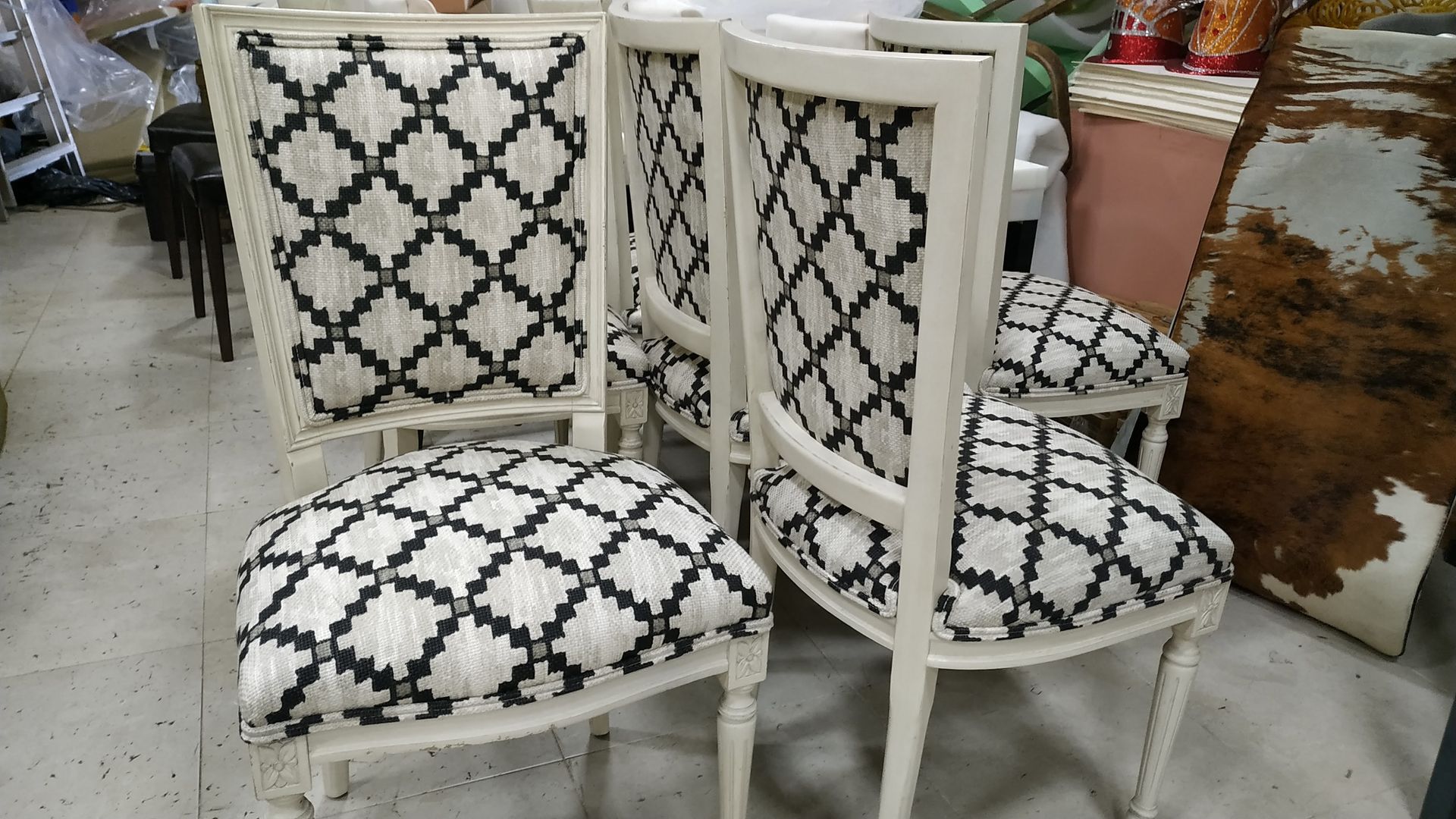 Una fila de sillas con patrones en blanco y negro.