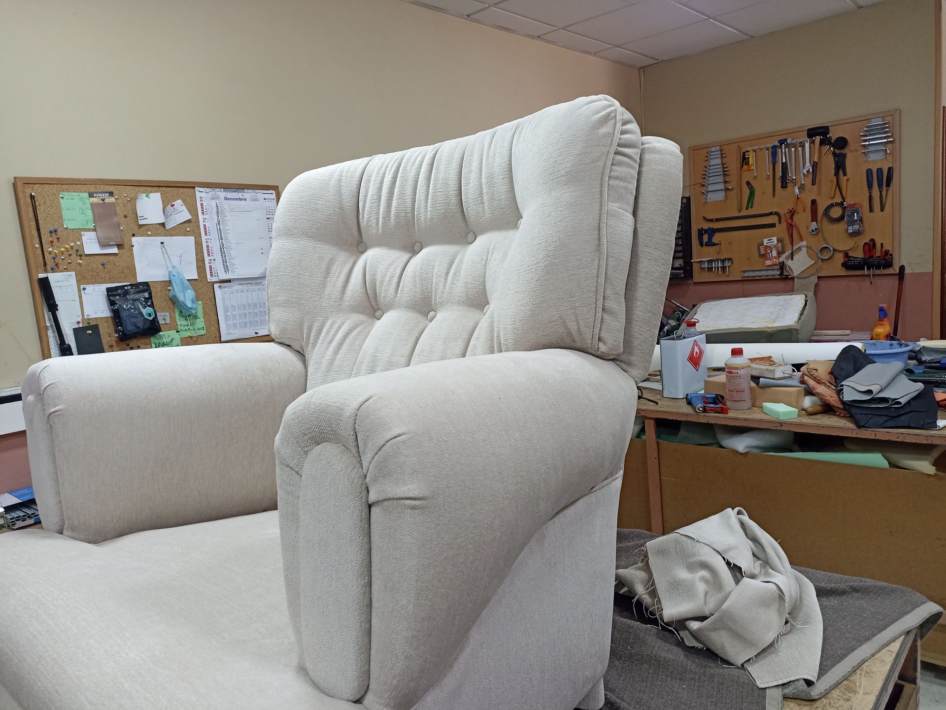 Un sillón reclinable blanco está sobre una mesa en una habitación.