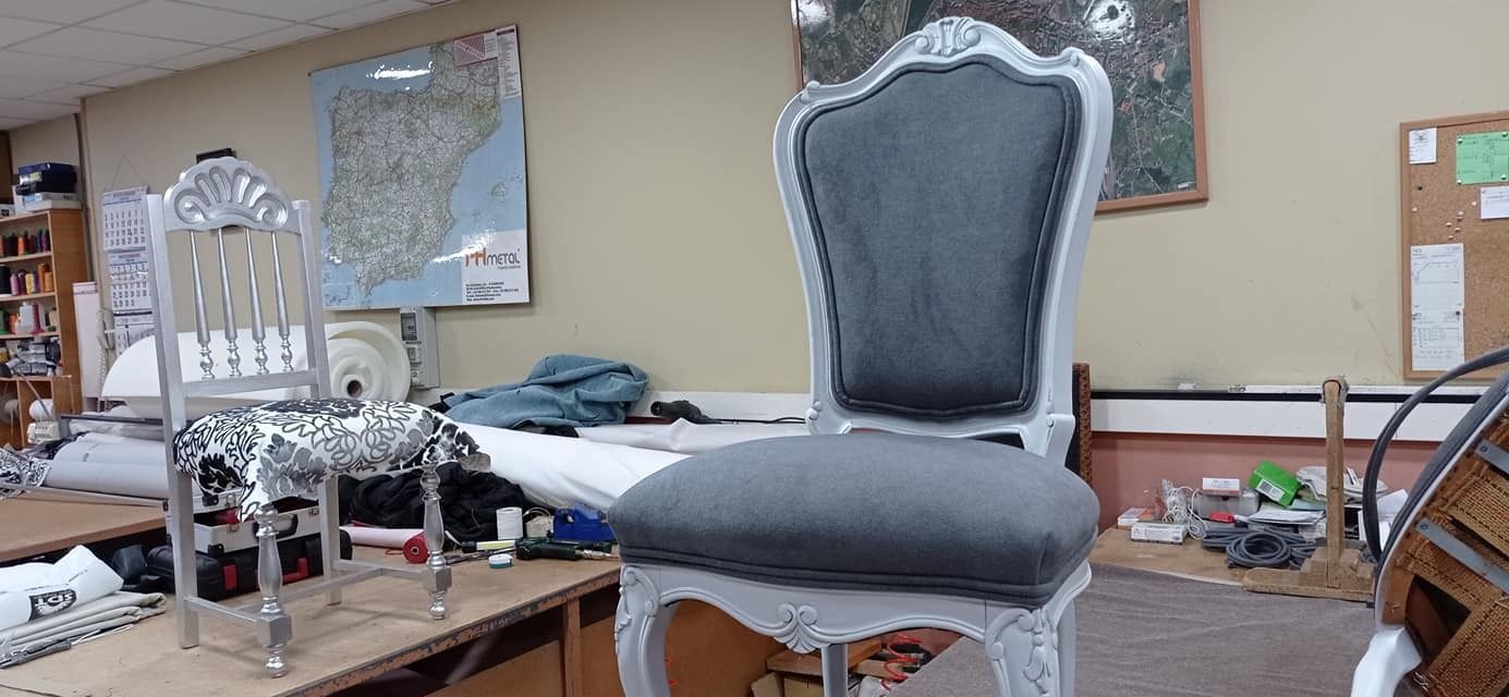 Una silla está sentada sobre una mesa de madera en una habitación.