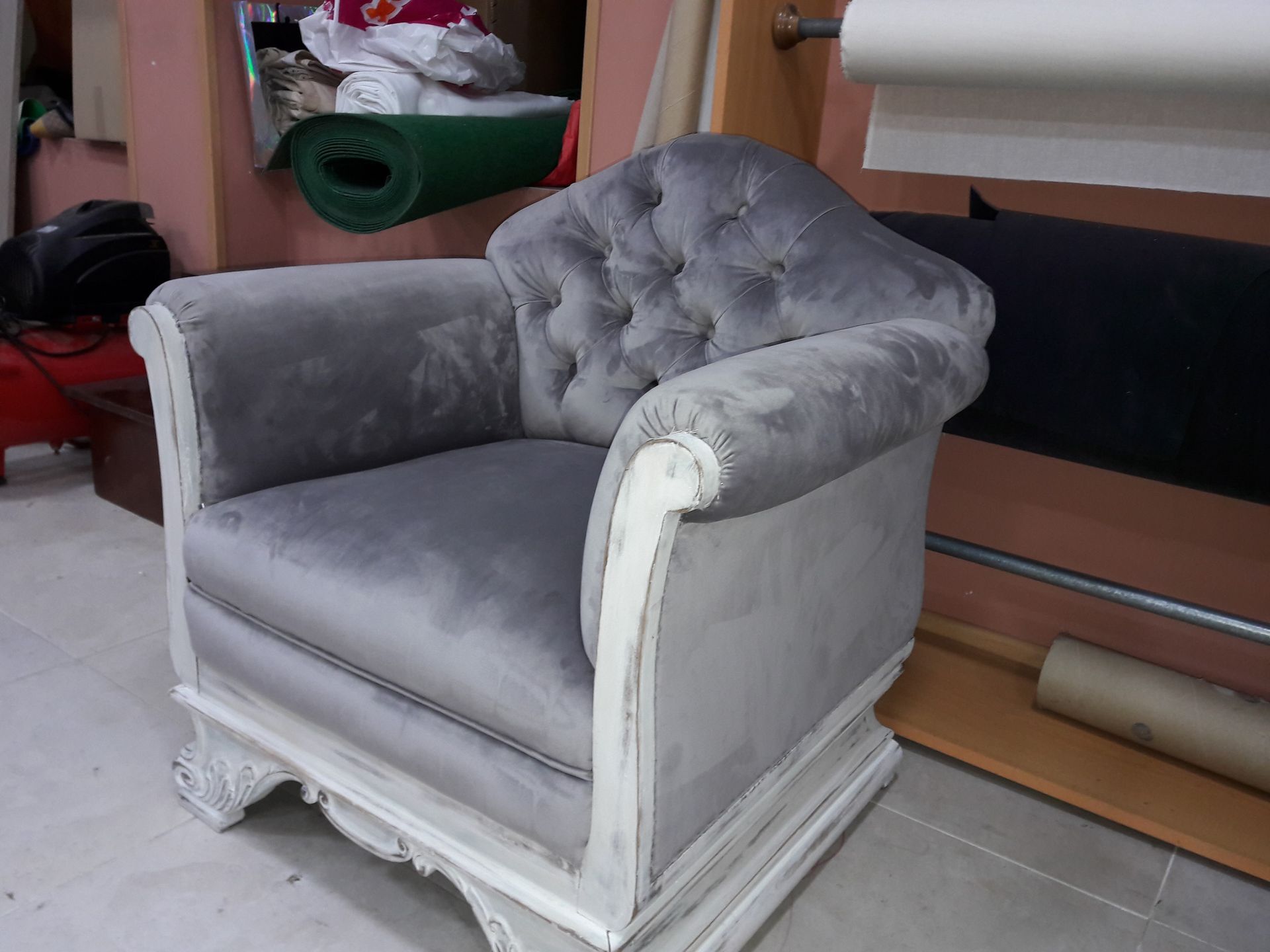 Una silla gris y blanca está en una habitación.