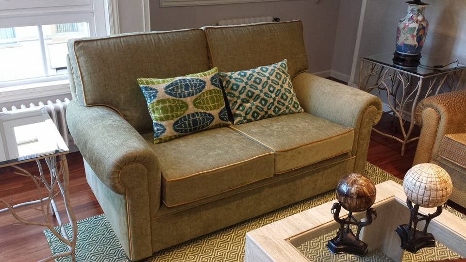 Una sala de estar con un sofá y dos almohadas encima.