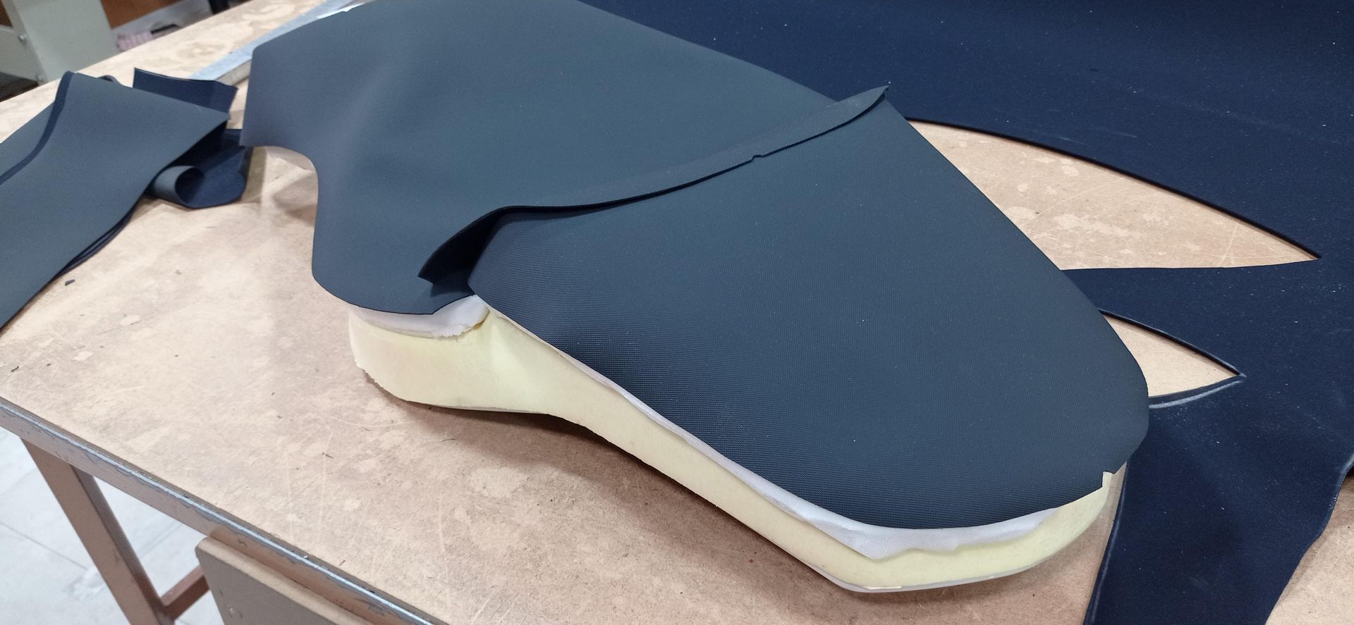 Un zapato azul está sobre una mesa de madera.