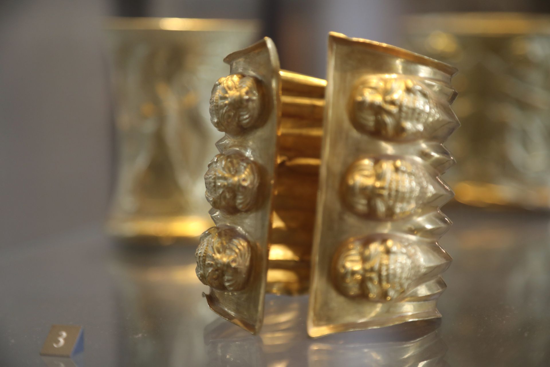 Bracelet en or orné de sphères en relief et d'une partie arrière striée.