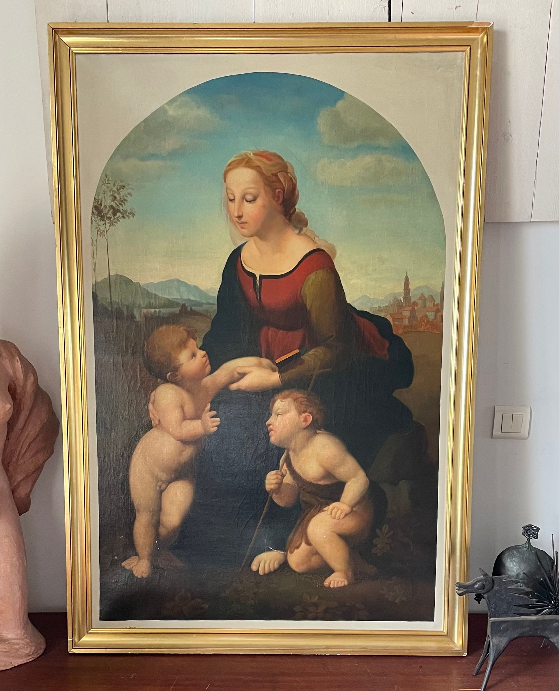 Tableau représentant une femme et deux enfants. La femme, vêtue d'une robe rouge, tient la main des enfants. Fond arqué de ciel et de paysage.