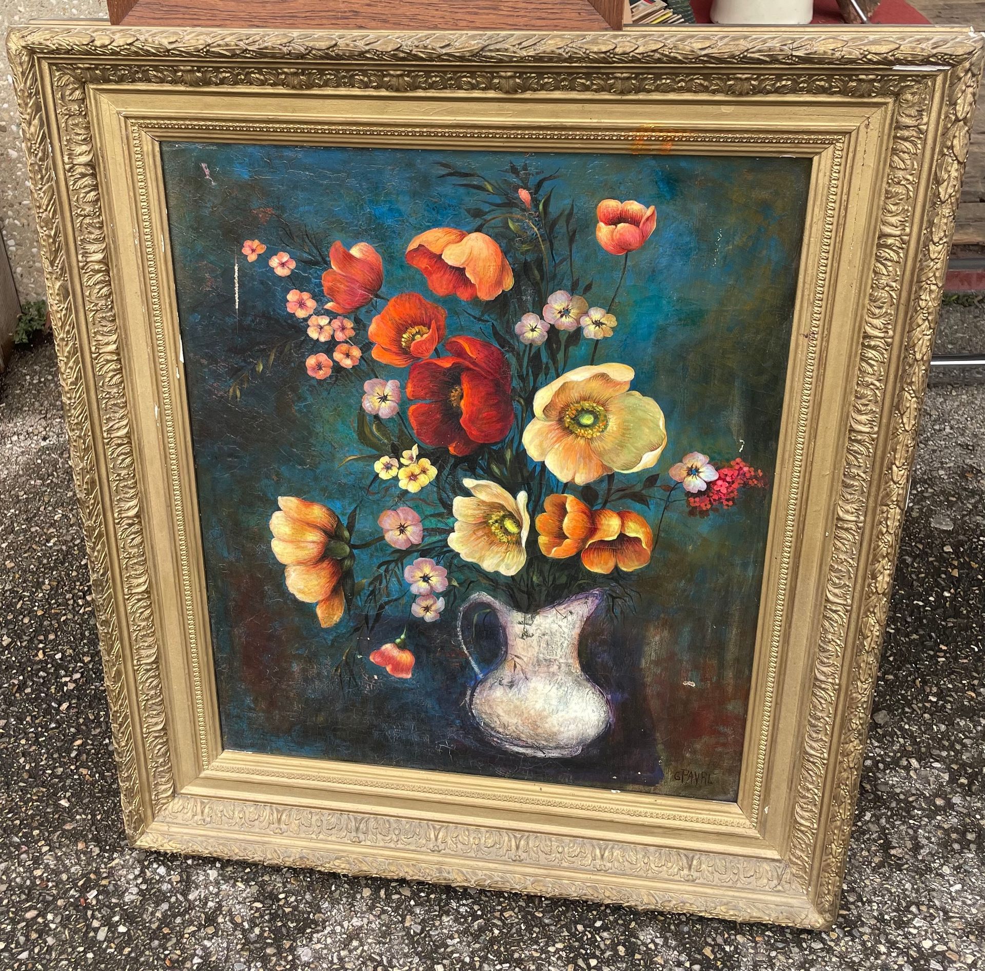 Peinture à l'huile représentant des fleurs dans un pichet, sur fond bleu foncé, dans un cadre doré orné.