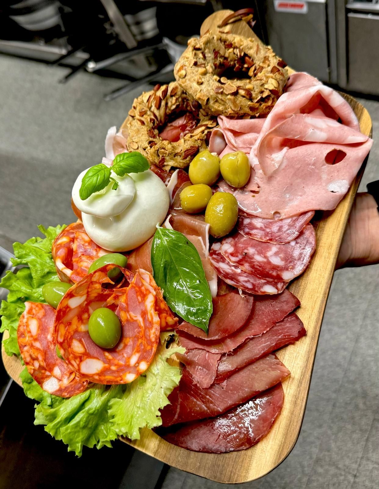 une assiette de charcuterie et anti-pasti italien