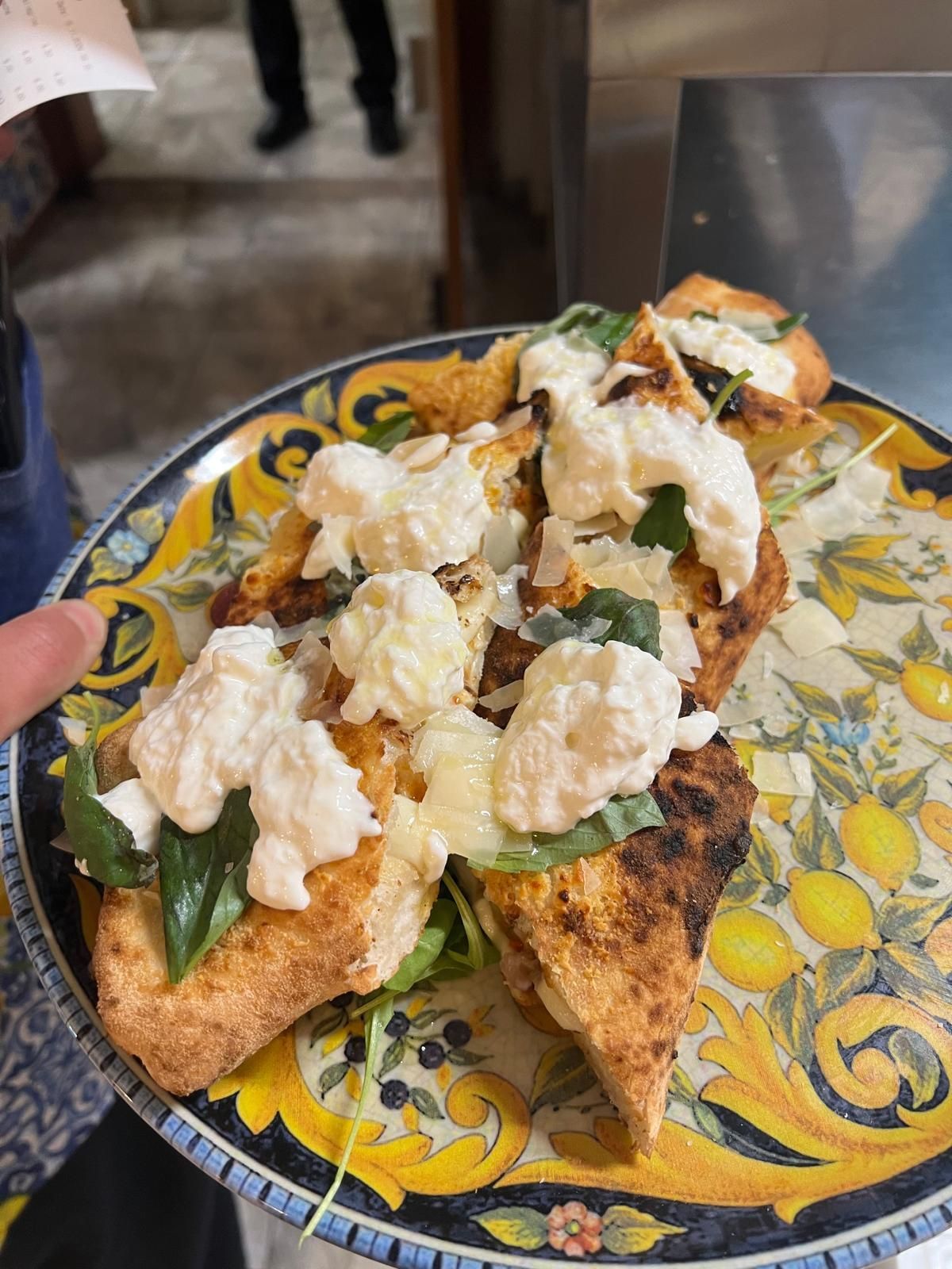 des Brushetta avec de la burrata et des feuilles de basilic