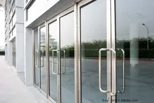 Salden u. Nicolaus Schlosserei GmbH - Ein Gebäude mit vielen Glastüren und Edelstahlgriffen.